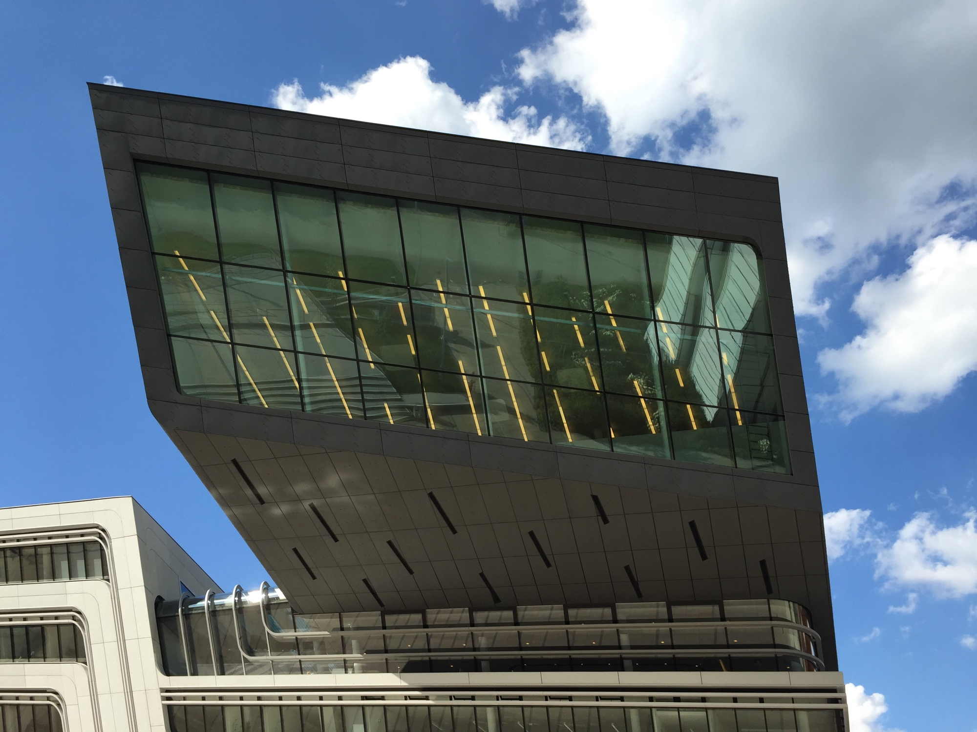der auf den Platz hinausragende Blickfang des Hauptgebäudes LC Library & Learning Center, Frontalansicht