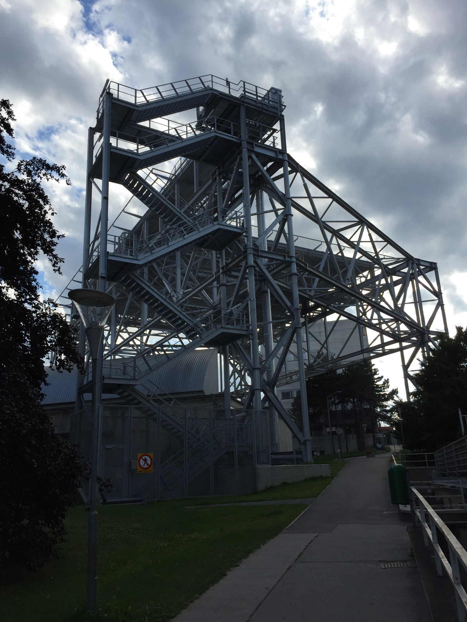 die Metallkonstruktion des Landeplatzes in ihrer ganzen Pracht