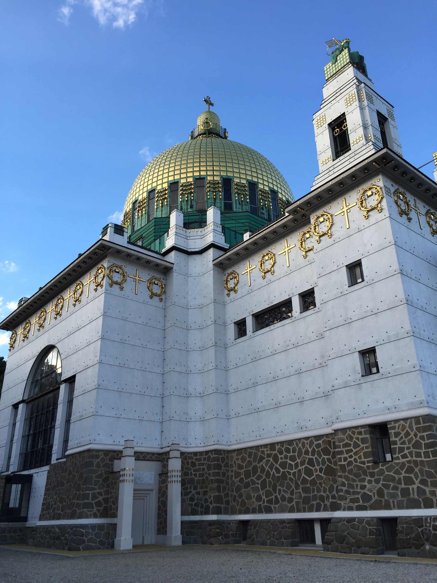 seitliche Ansicht der goldenen Kuppel der Kirche am Steinhof