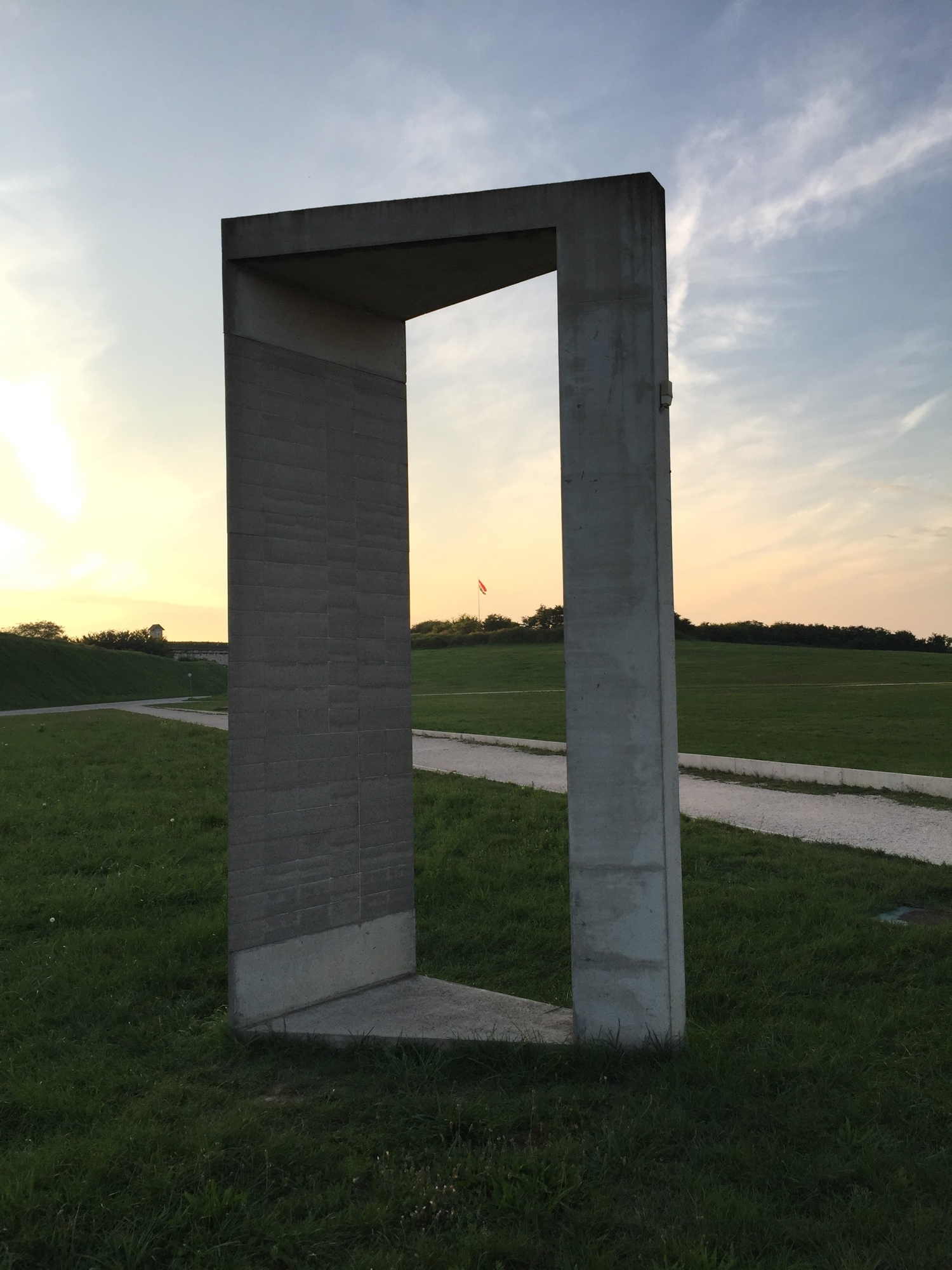 Steintor vor Fort Monostor im ungarischen Komárom, durch das Steintor sieht man die ungarische Flagge über dem Fort