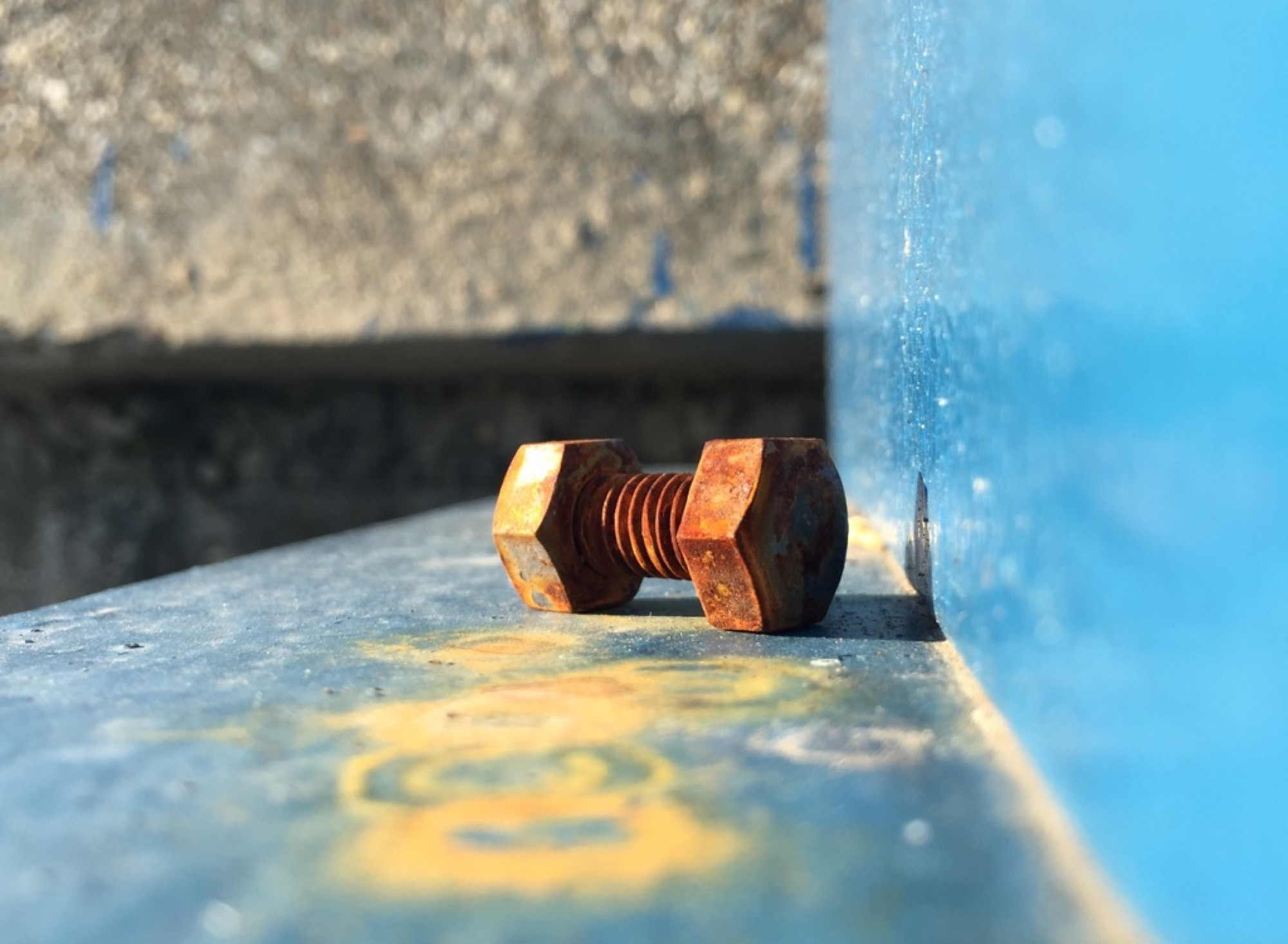 lose rostige Schraube auf blauem Elektrokasten in der Nähe von GC14C7X