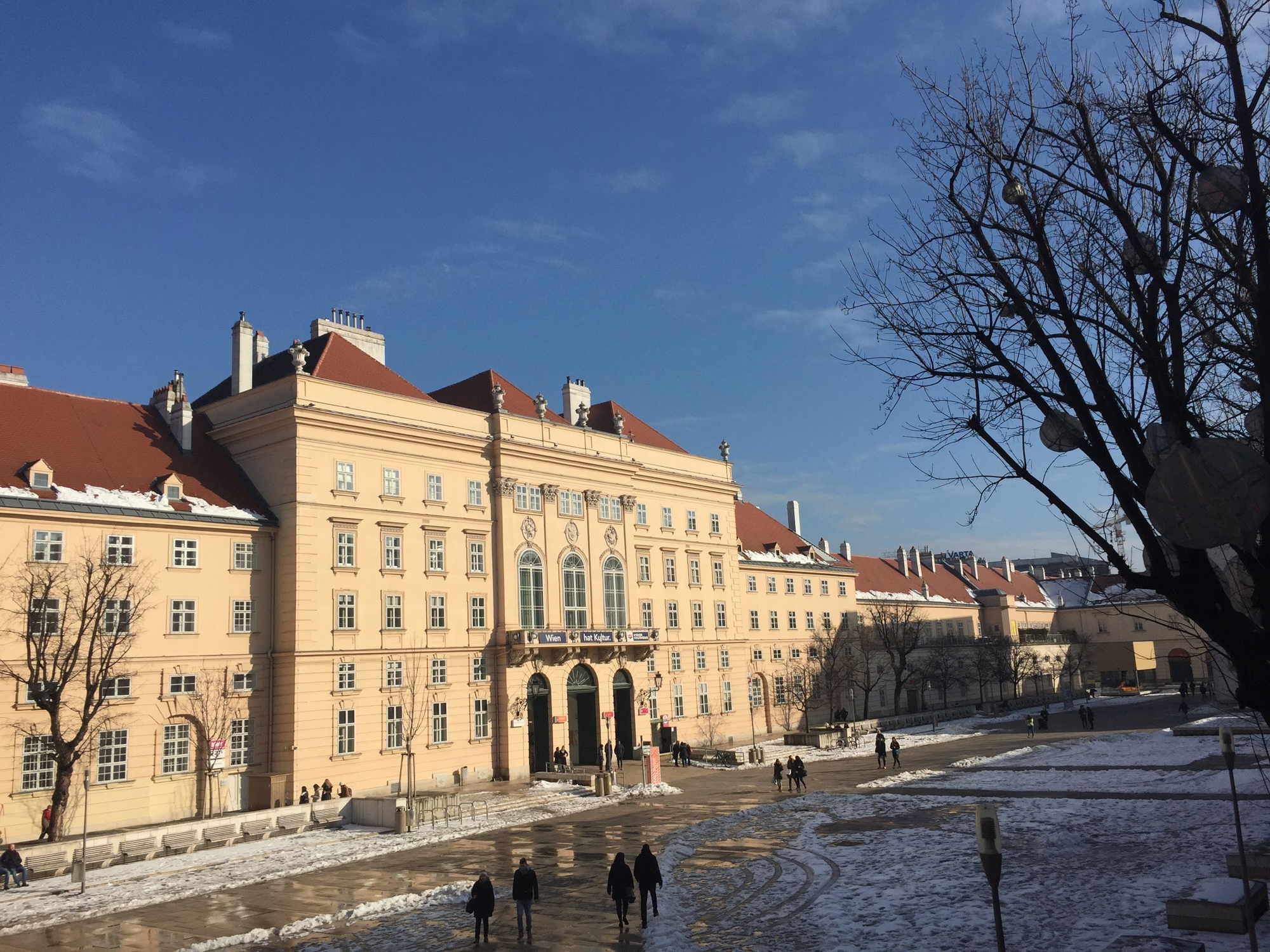 ein winterlich sonniger Tag im Museumsquartier