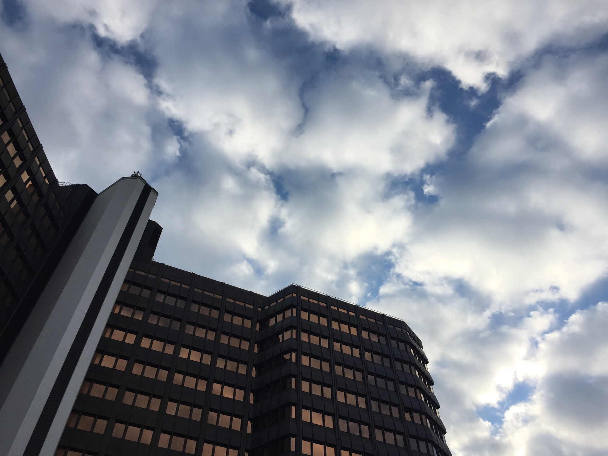 Gebäude der Wiener Gebietskrankenkasse am Wienerberg, dahinter Himmel mit Wolken