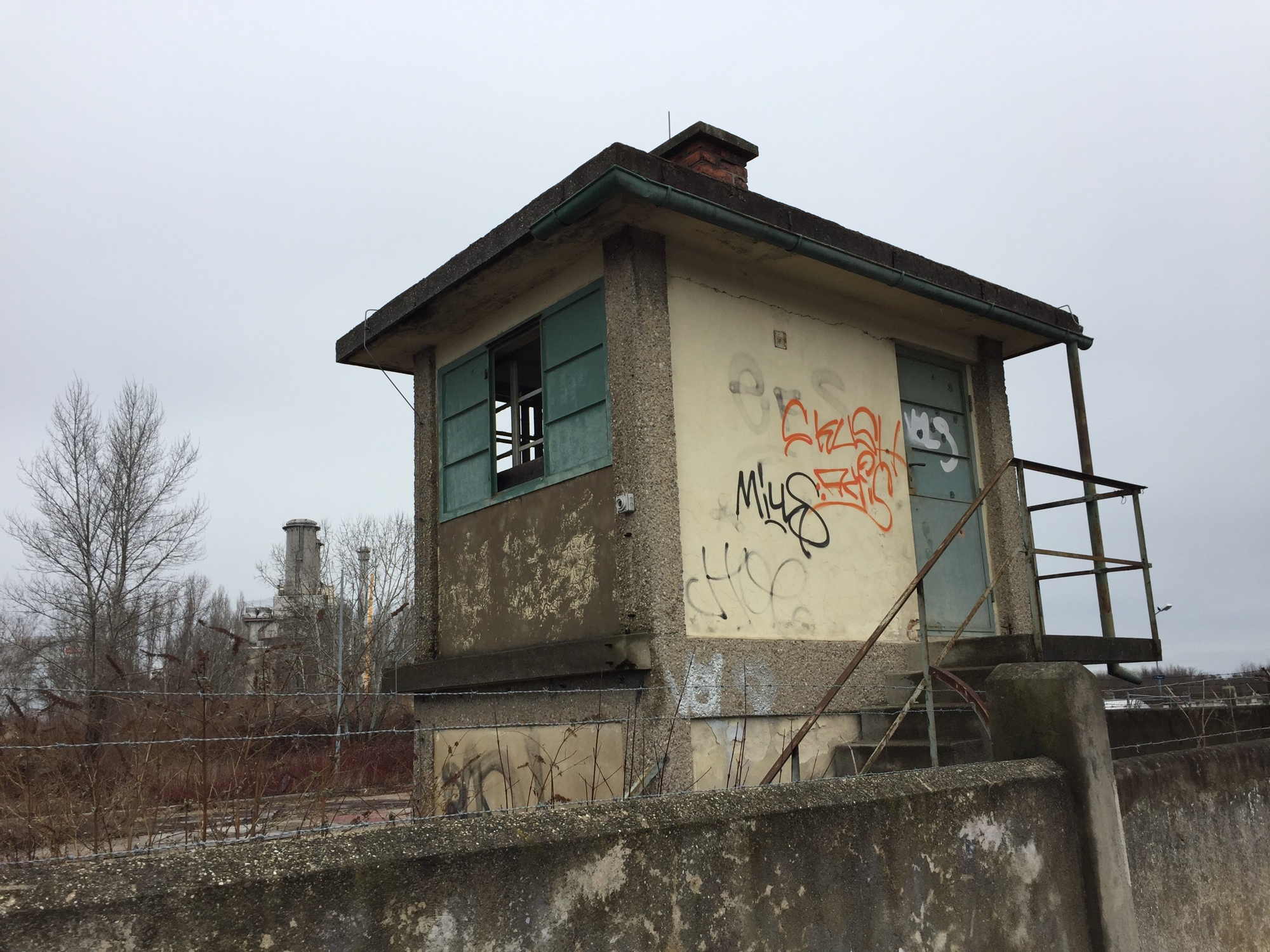 verlassenes Häuschen, Aussichtspunkt hinter Stacheldraht
