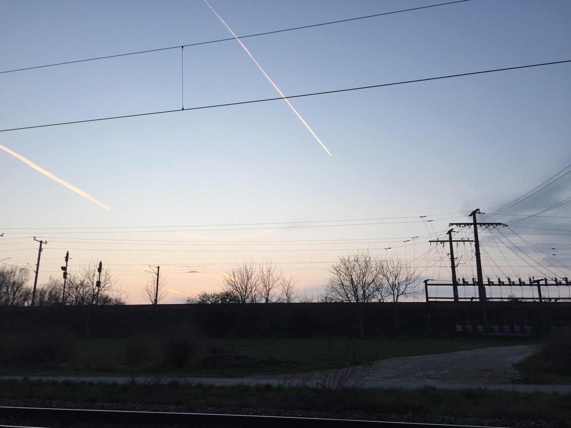 Abendhimmel mit Strommasten