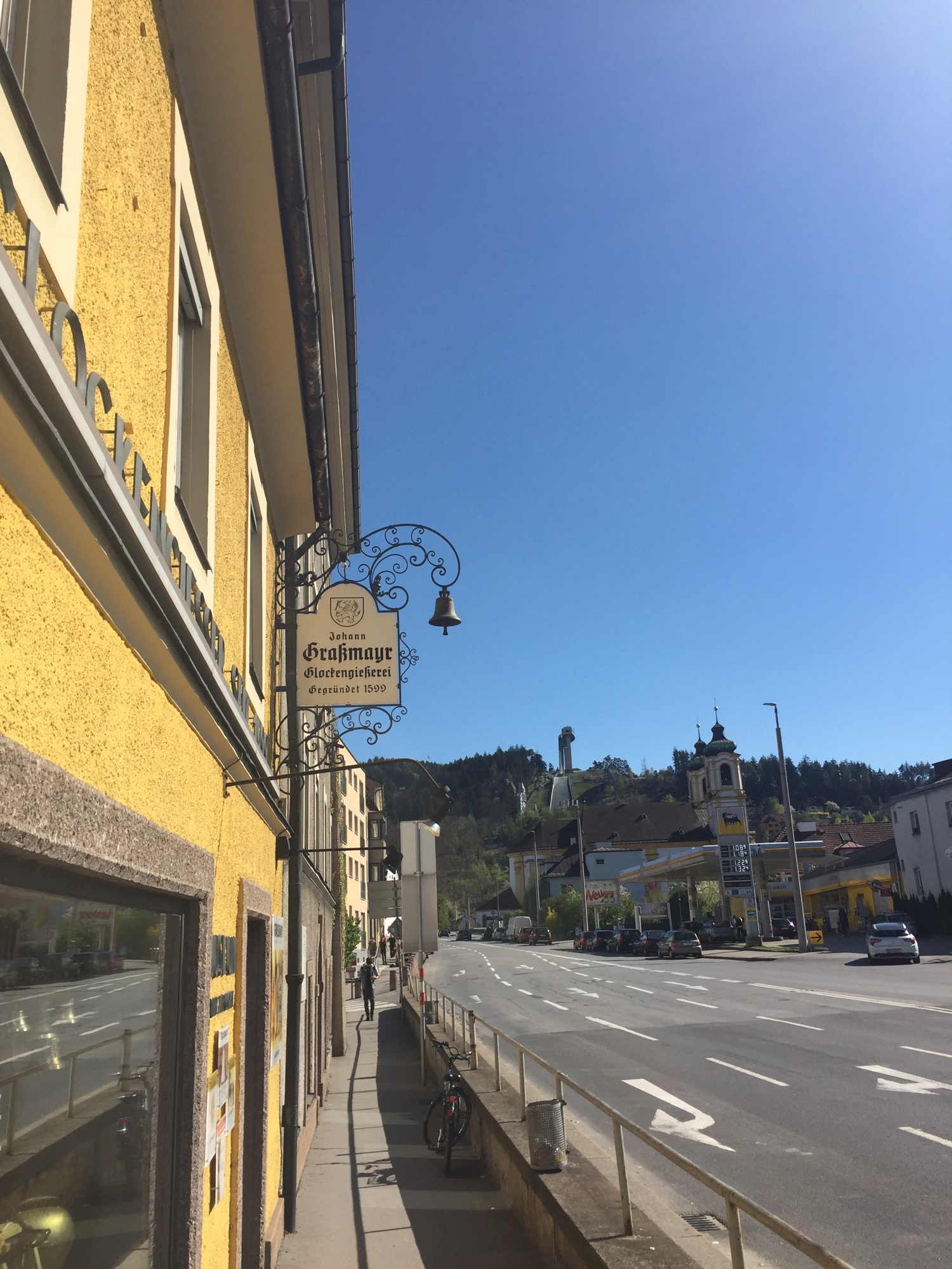 Glockengießerei Johann Graßmayr, gegründet 1599, mit Blickrichtung auf die Bergiselschanze