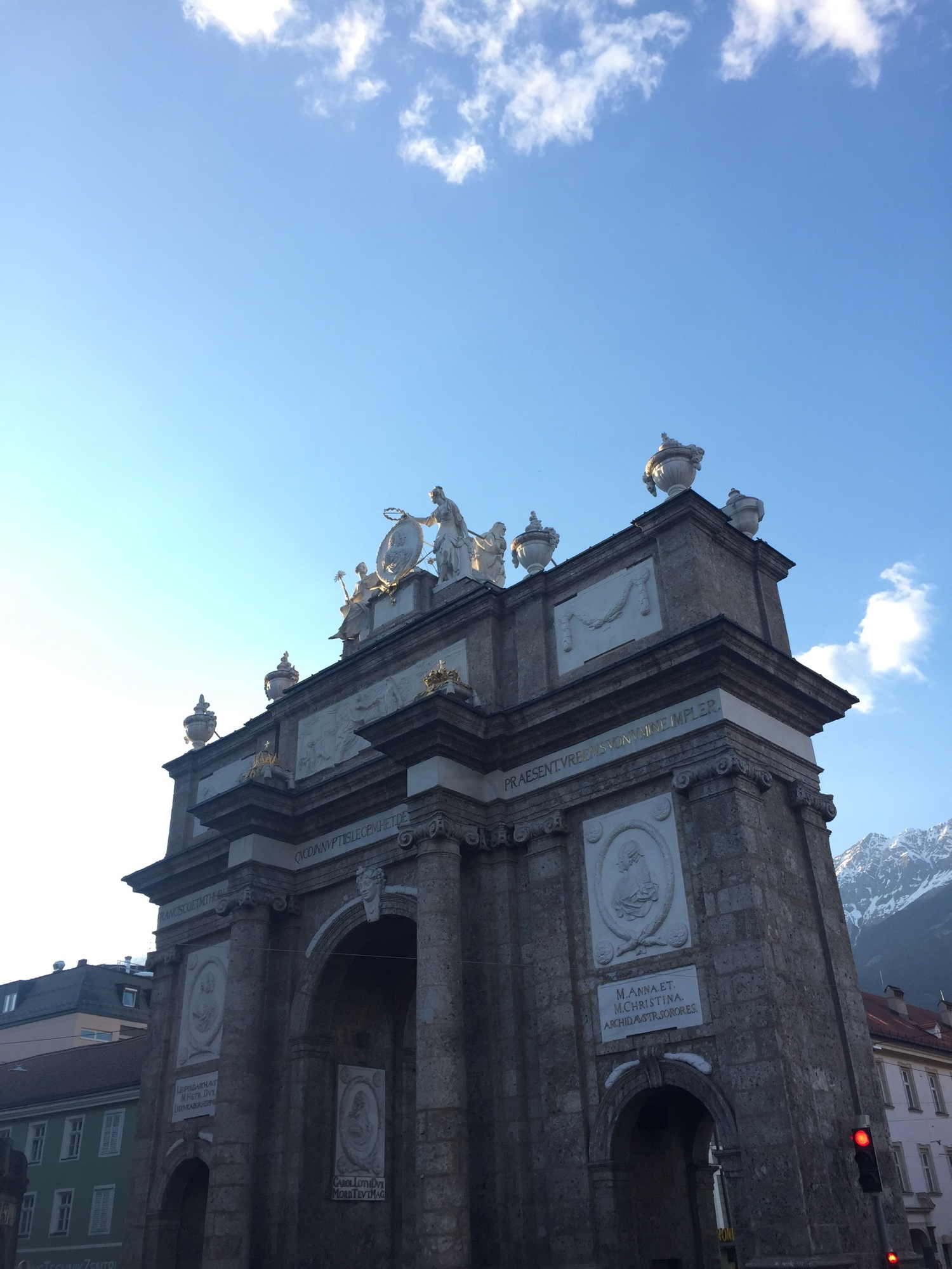 Triumphpforte, dreitoriges Denkmal im Stil eines römischen Triumphbogens
