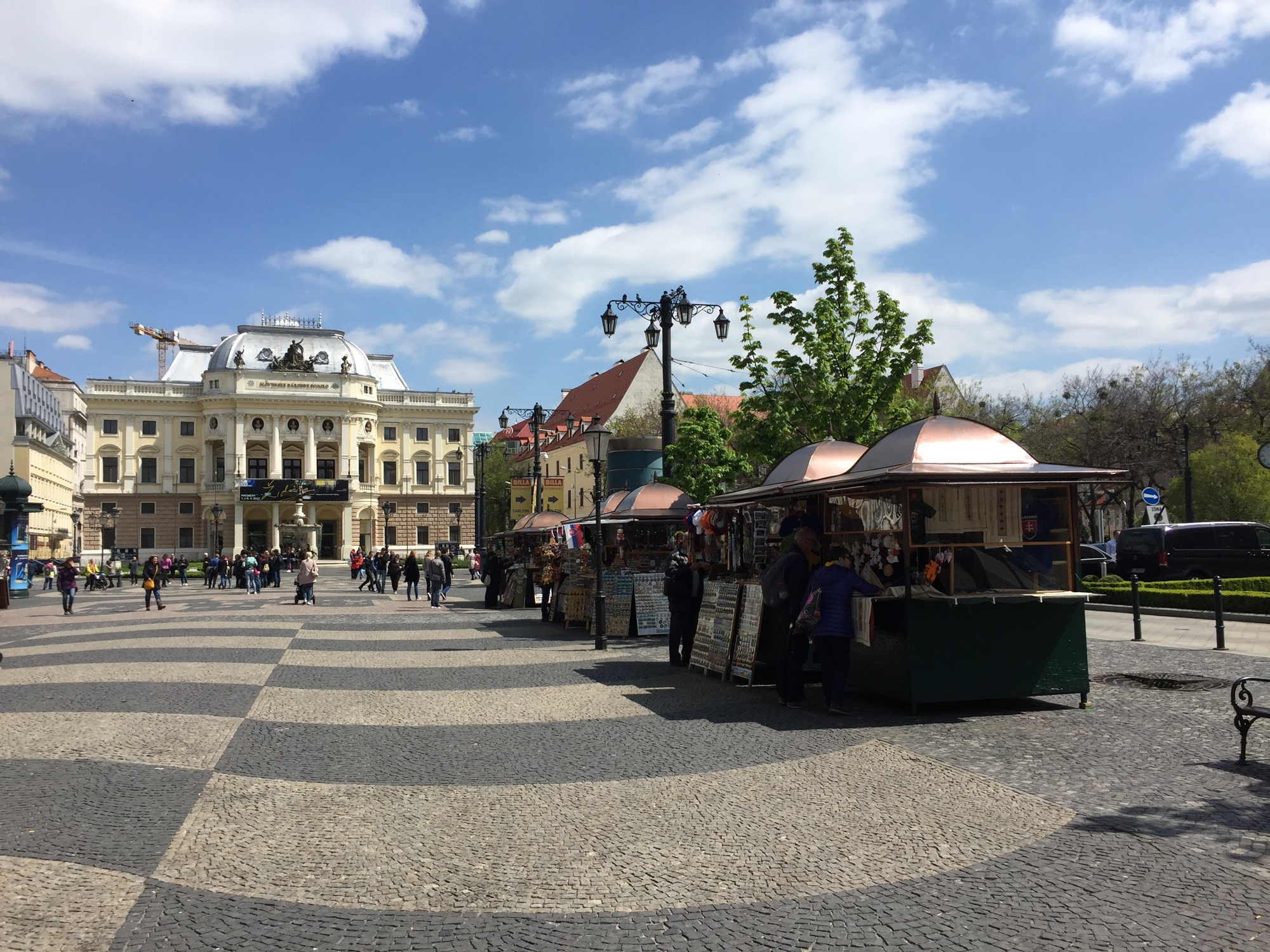 Historisches Gebäude des Slowakischen Nationaltheaters am Hviezdoslav-Platz, im Vordergrund Souvenirstände