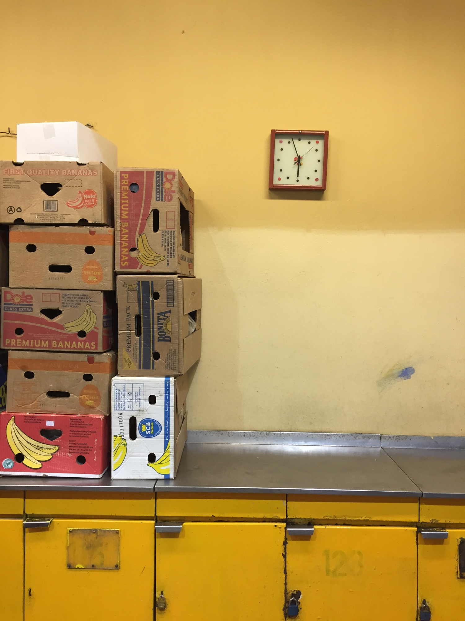 gestapelte Bananenkisten im Einkaufscenter Tržnica