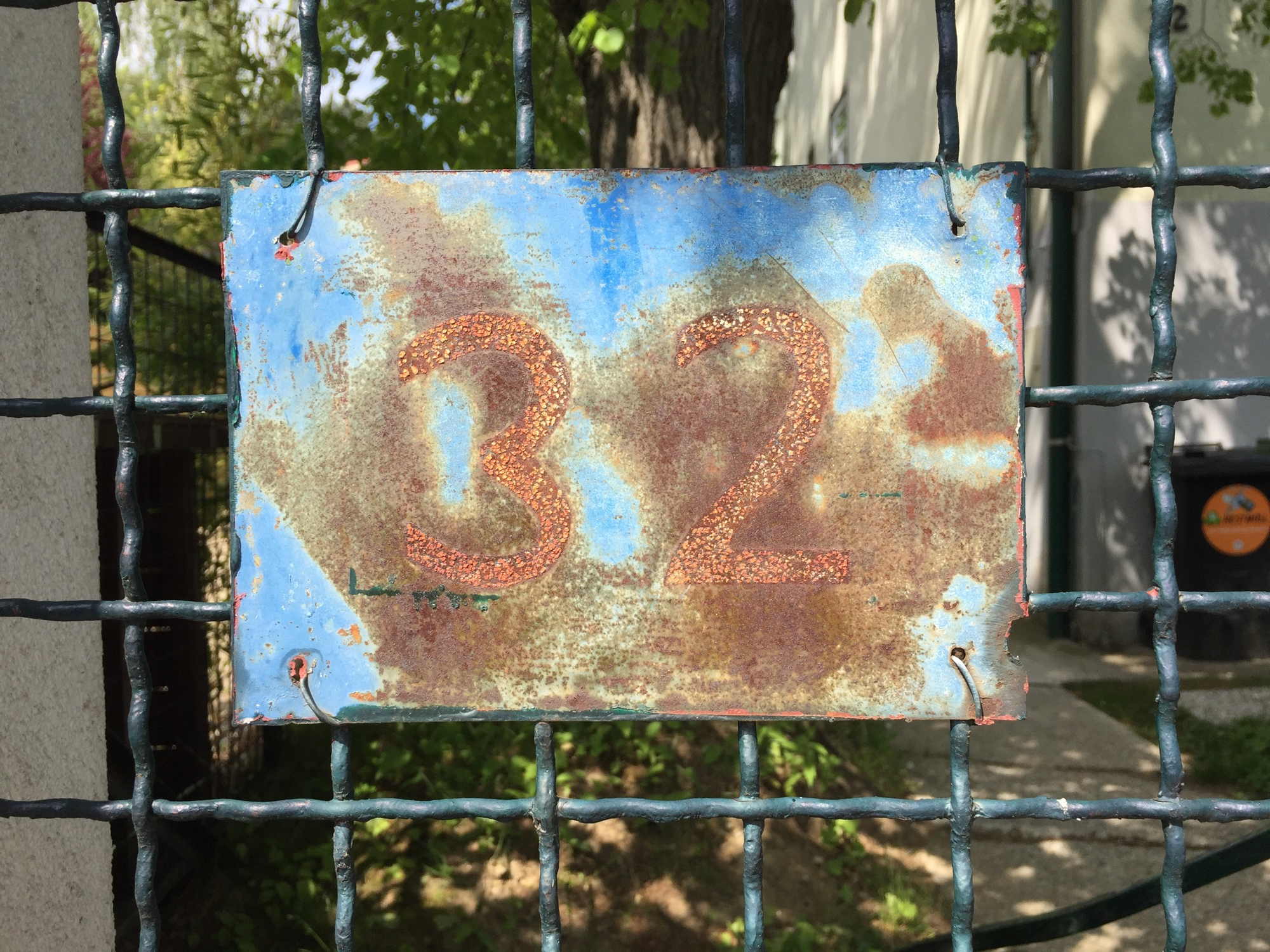 verwittertes Hausnummernschild, 32