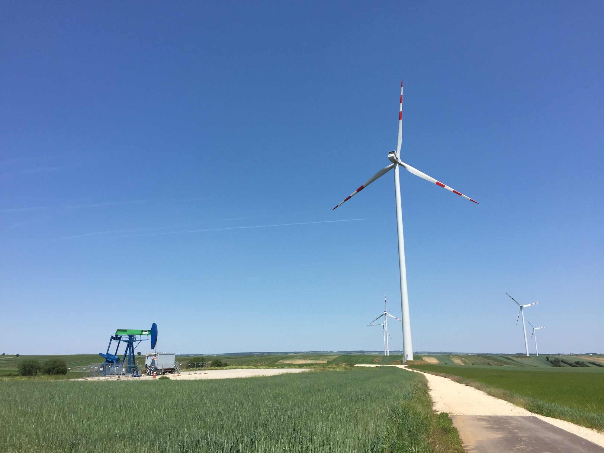 Symboldbild aus der Gegend von Matzen: Ölpumpen und Windräder prägen die Landschaft