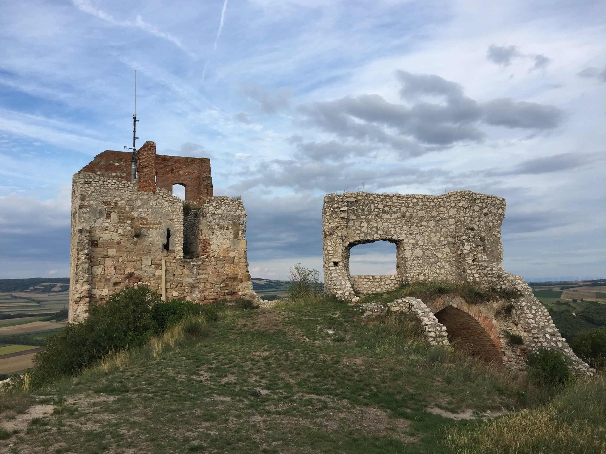 Burgruine Staatz mit Antenne