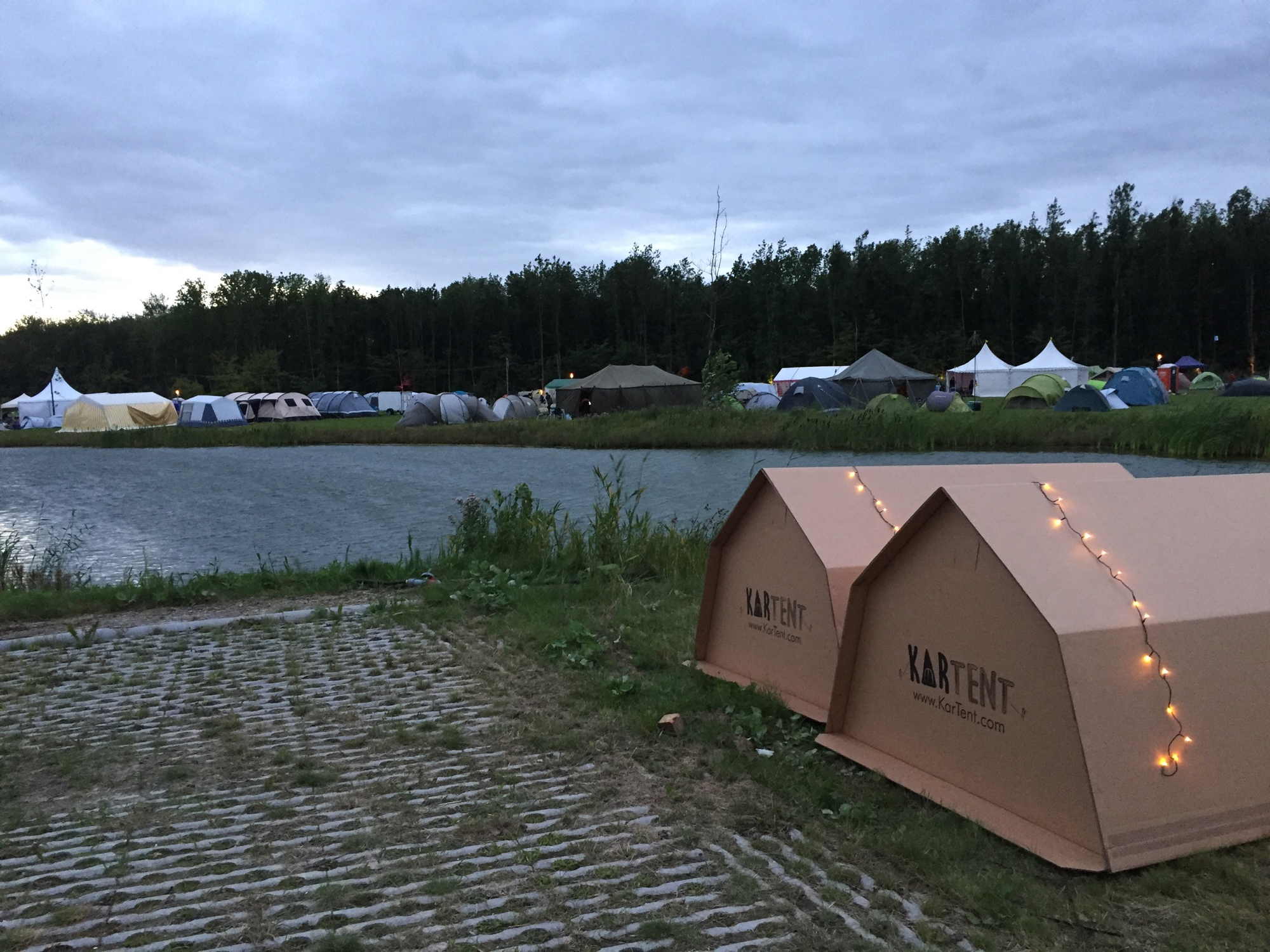 Beleuchtete KarTents am Seeufer