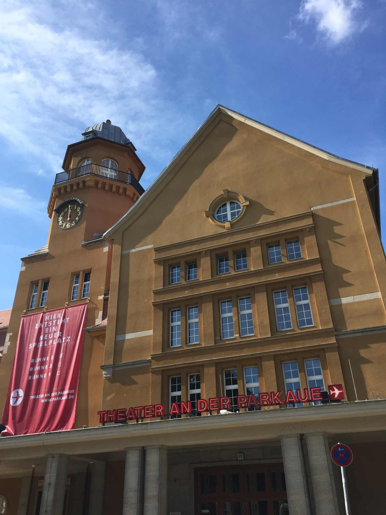 Theater an der Parkaue in Berlin Lichtenberg, strahlender Sonnenschein
