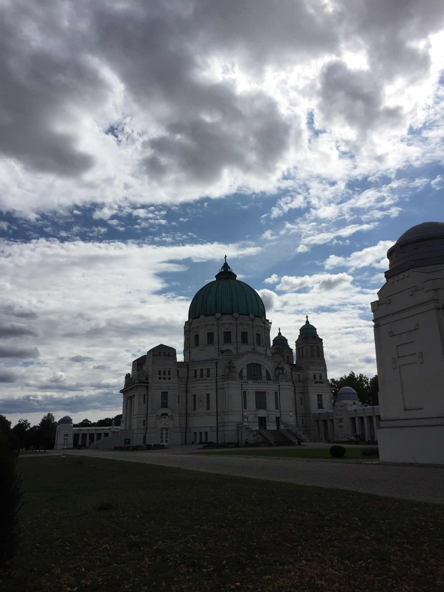 Friedhofskirche Zum Heiligen Karl Borromäus am Wiener Zentralfriedhof, Dr.-Karl-Lueger-Gedächtniskirche, vor einem dramatischen Wolkenhimmel