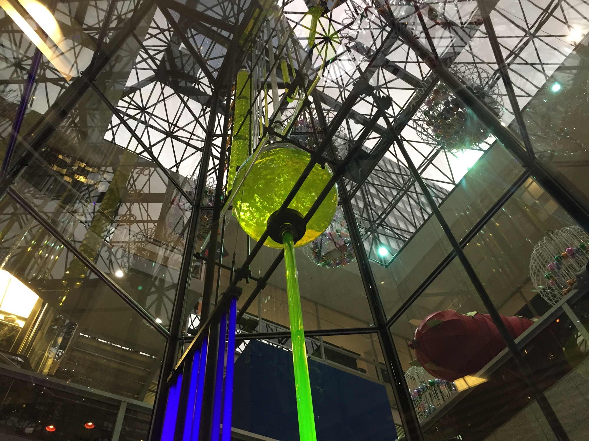 Uhr der fließenden Zeit im Europa-Center, Berlin