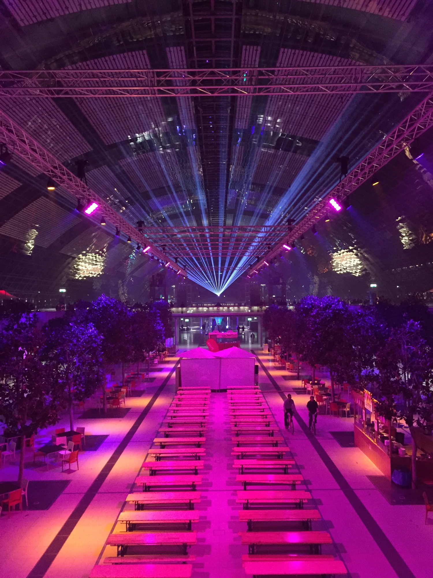 Blick in die Glashalle, bunt beleuchtet, mit Laser