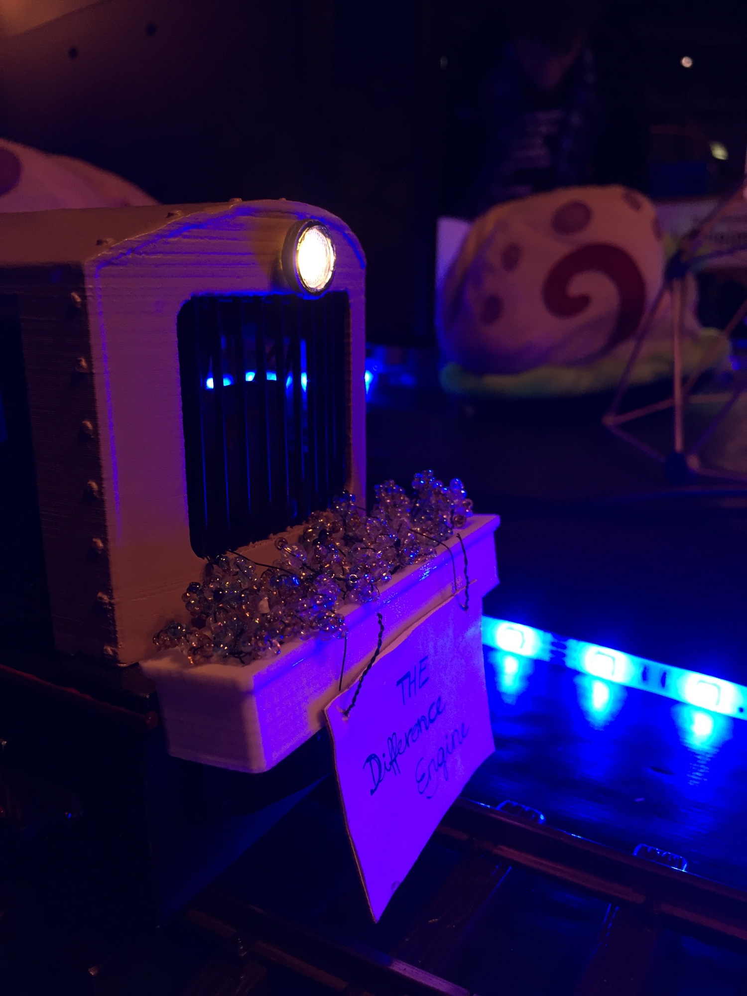 @c3troc Modell Lokomotive, seitlich von vorne, mit Licht an der Spitze und Blick auf das Schild The Difference Engine