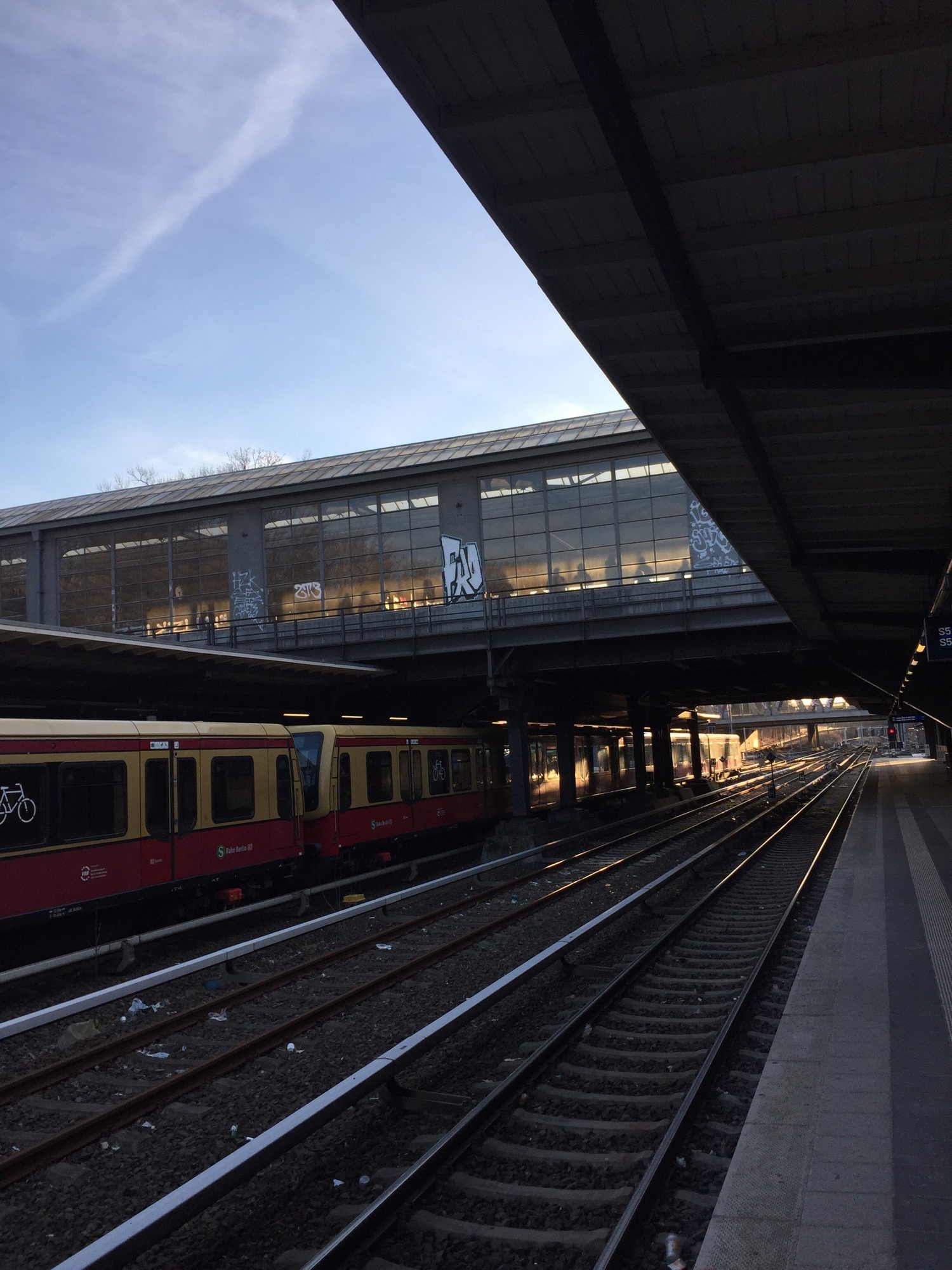Bahnhof Westkreuz in der Abendsonne, vom unteren Bahnsteig der S3/S5/S7 Richtung S-Bahn-Ring Bahnsteig fotografiert