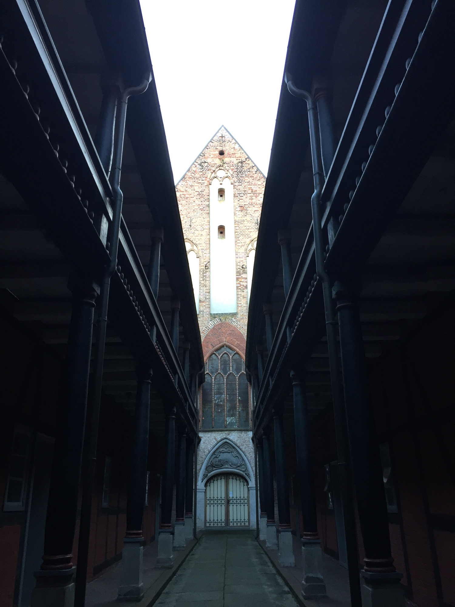 im Inneren des Heilgeistklosters in Stralsund, Blick auf die Rückseite der Kirche