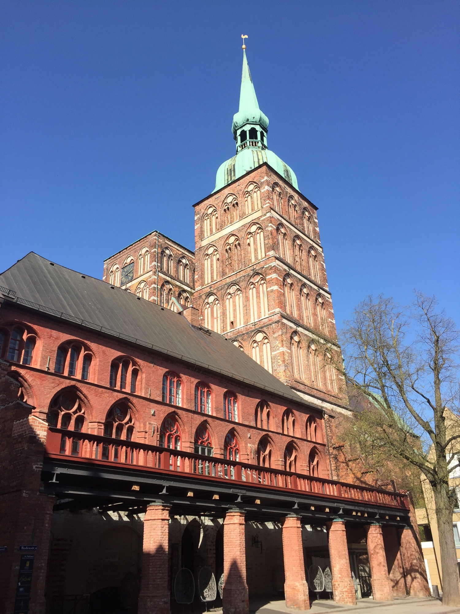 Blick auf die zwei ungleichen Türme der Kirche St. Nikolai im Zentrum von Stralsund