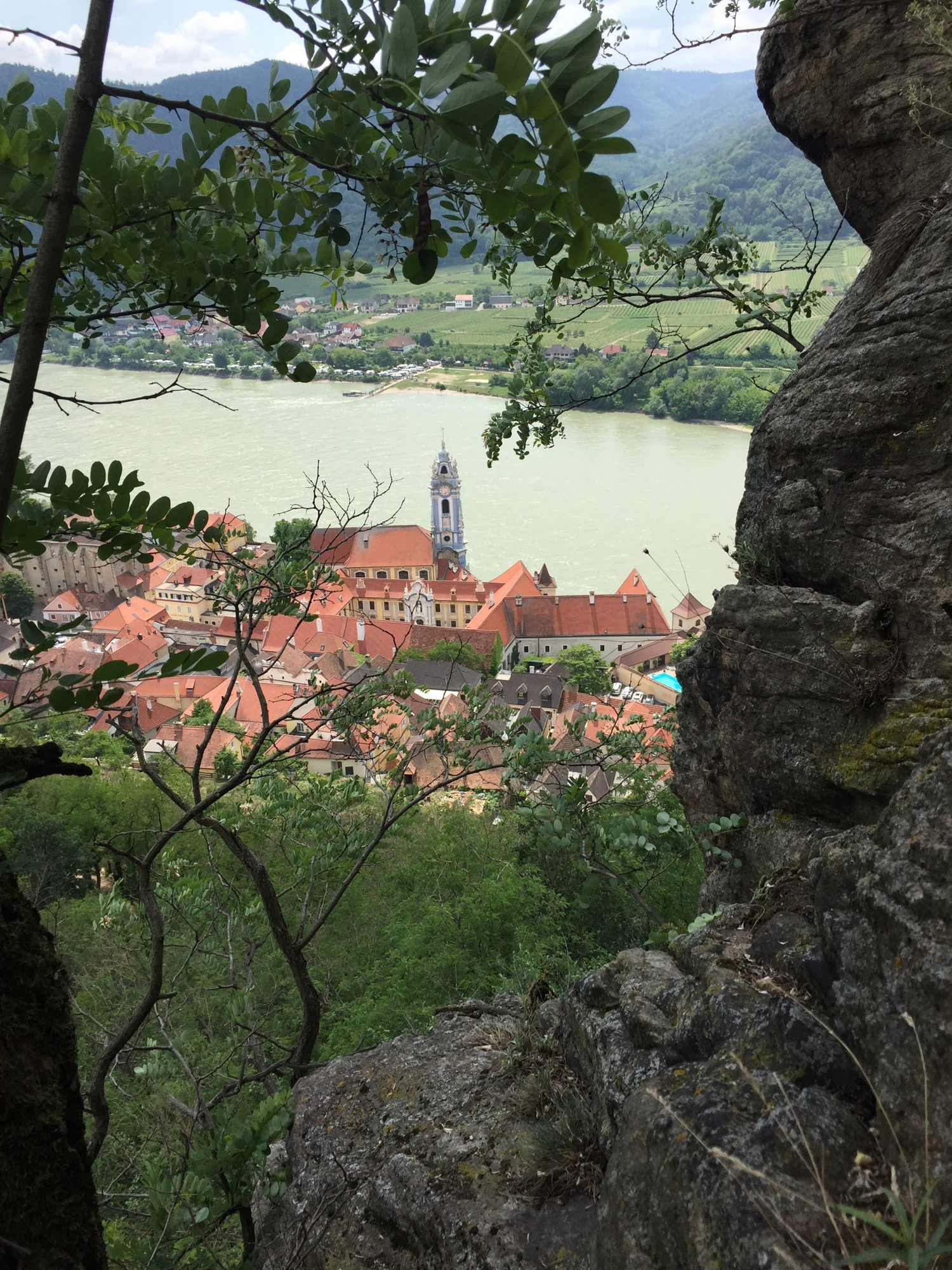 Blick vom Multi-Final auf die Altstadt von Dürnstein inklusive blauem Kirchturm