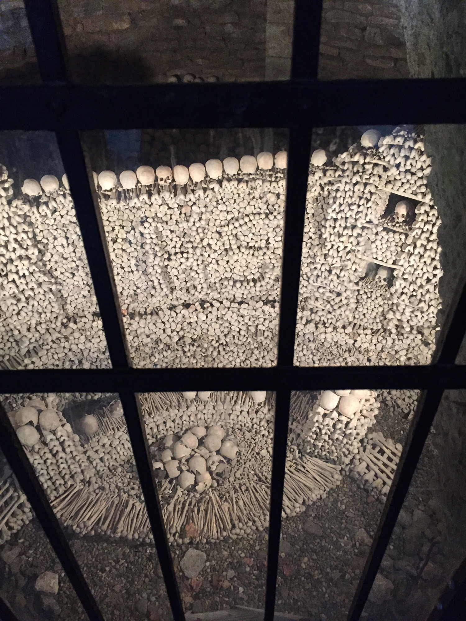 Blick in den Karner, das Licht enthüllt ein Gebirge an Gebeinen