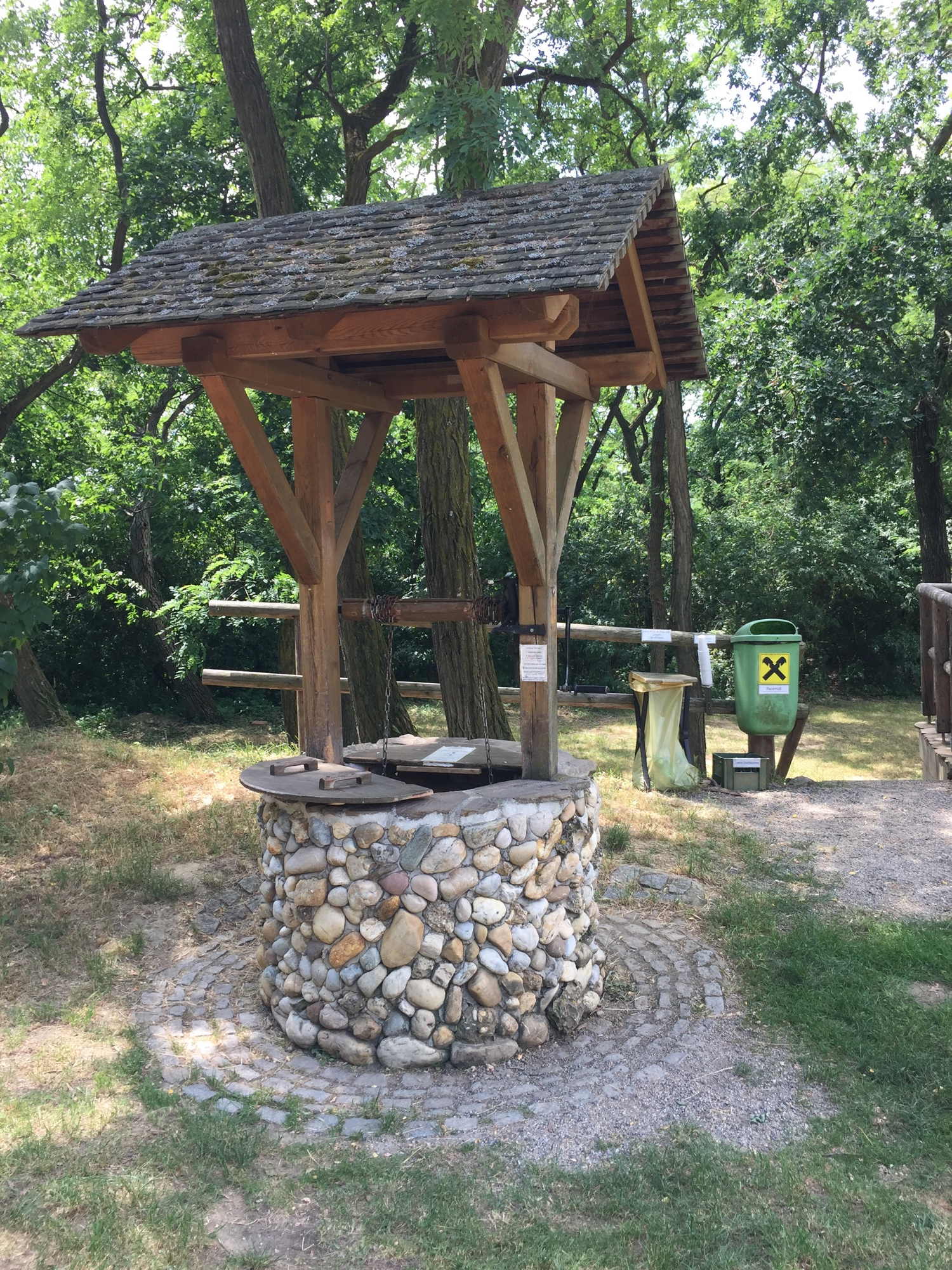 Weinbrunnen am Weinwanderweg Großwetzdorf