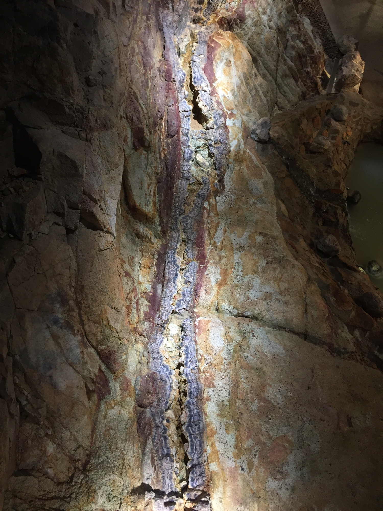 Bänderamethystgang im Schaustollen der Amethystwelt