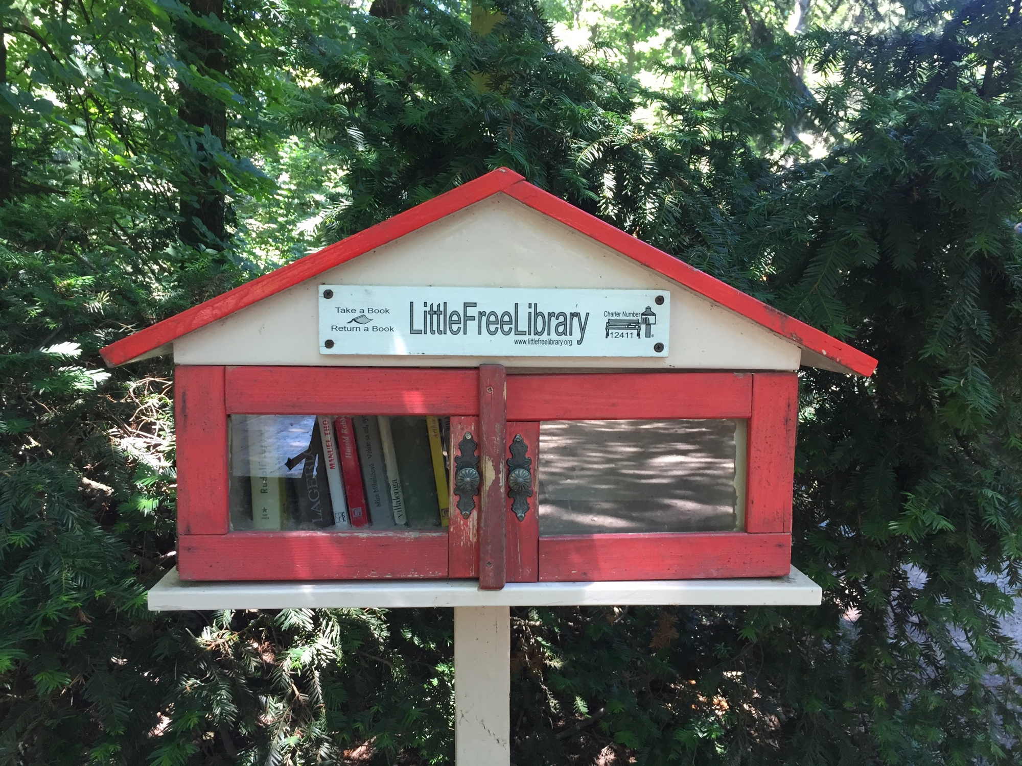 Little Free Library, ein kleiner, offener Bücherschrank