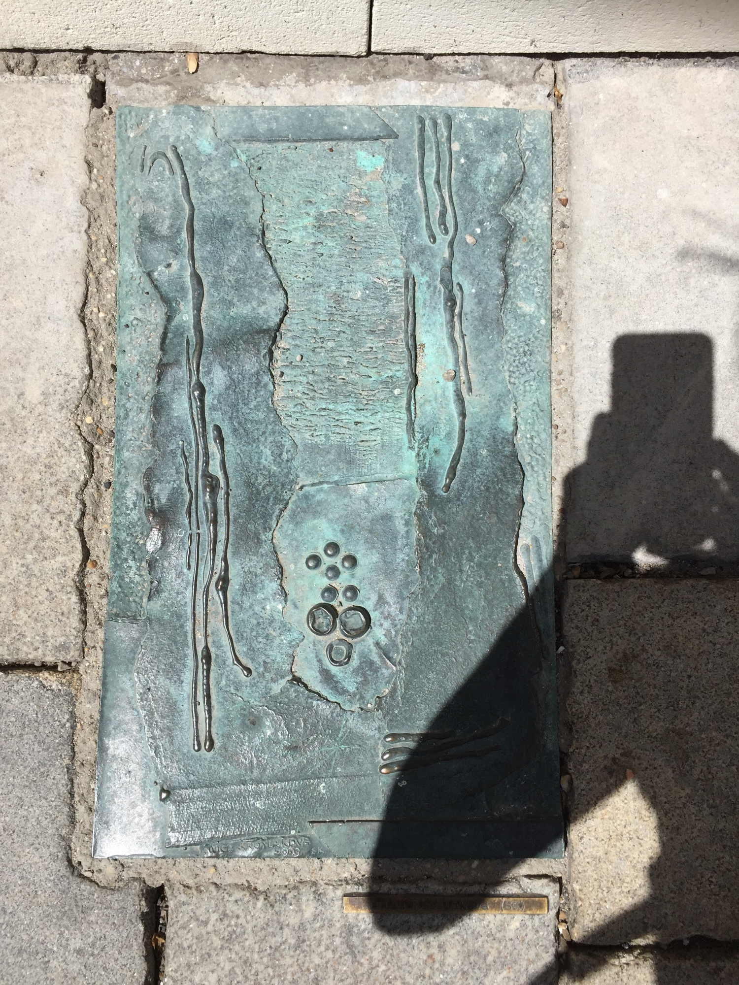 Kunstobjekt am Hauptplatz in der Nähe des alten Rathauses in Bratislava mit Schatten der Fotografin und ihres Smartphones