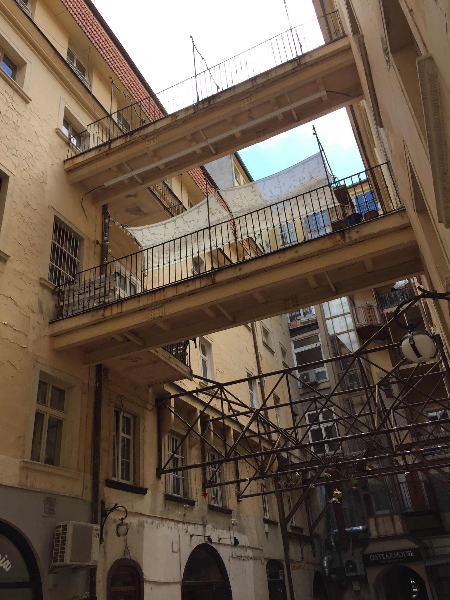 Innenhof mit Verbindungsbalkonen in der Innenstadt von Bratislava