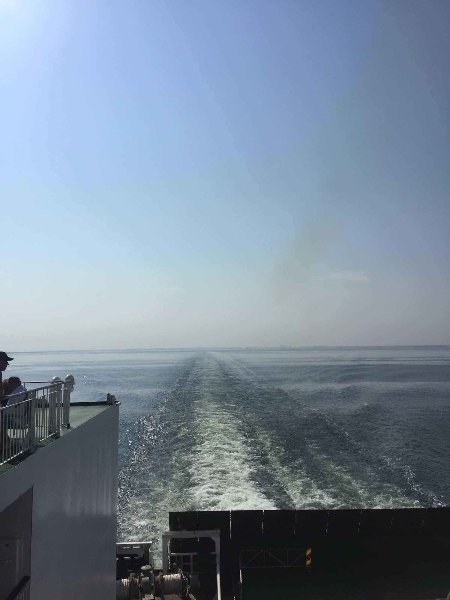 vom Sonnendeck am hinteren Ende der Fähre sieht man das vom Meer durchpflügte Fahrwasser