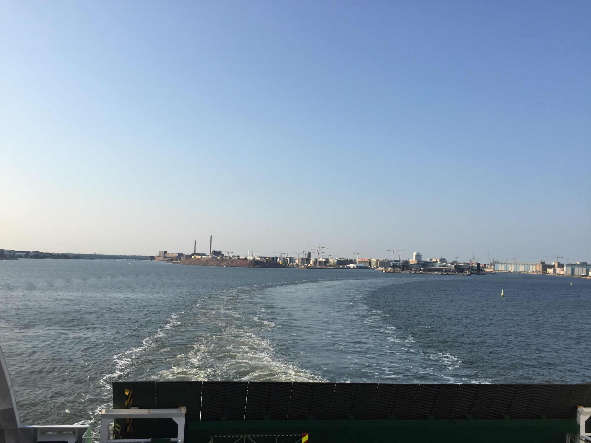 Abfahrt und Blick auf den Hafen von Helsinki von der Fähre aus