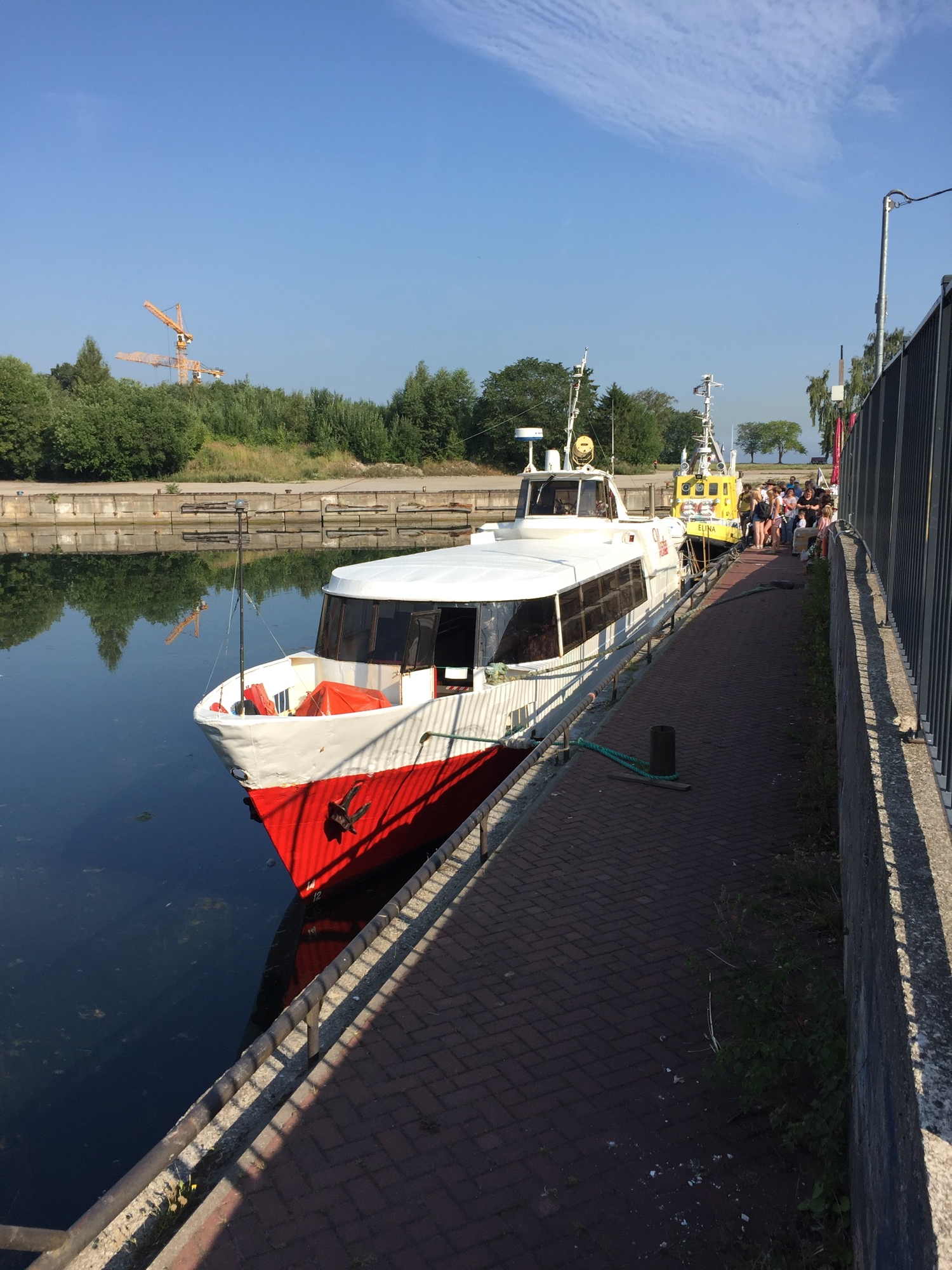Ausflugsschiff Vesta wartet im Fischereihafen auf die Fahrgäste