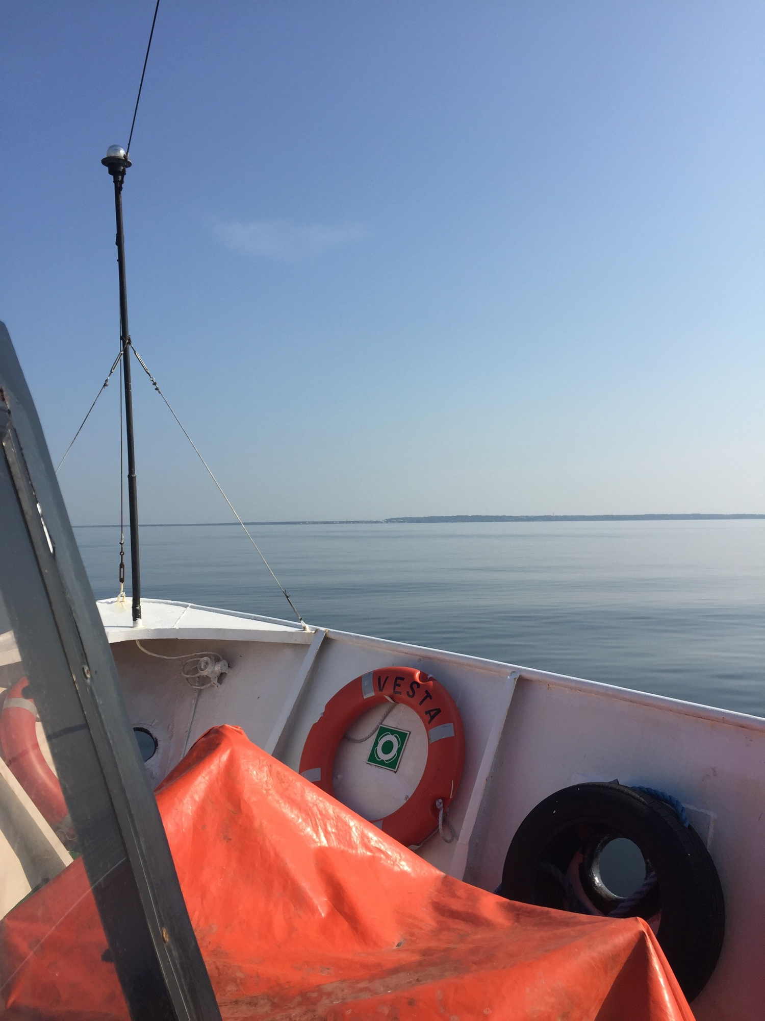 Ausblick von der Passagierkabine auf den Kiel der Vesta und das Meer dahinter, im Vordergrund ein Rettungsring mit dem Schiffsnamen darauf