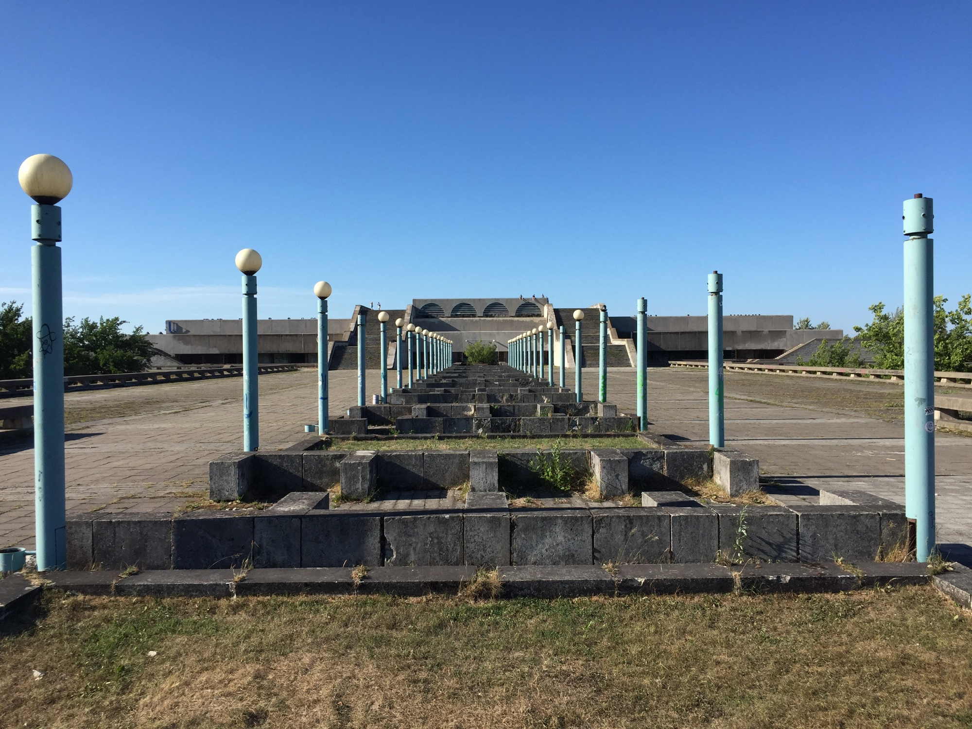 Blick auf den Haupteingang von Linnahall, ein nicht mehr genutztes Veranstaltungszentrum