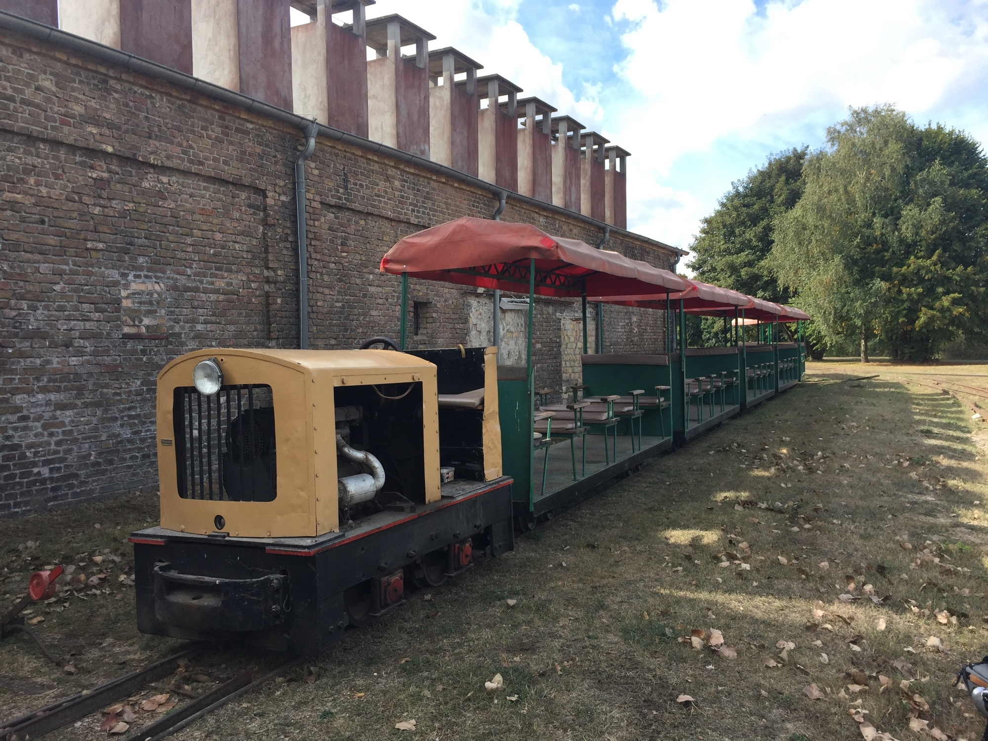 Ziegeleibahn mit einer Lok der Firma VEB Lokomotivbau Babelsberg mit 6 Waggons