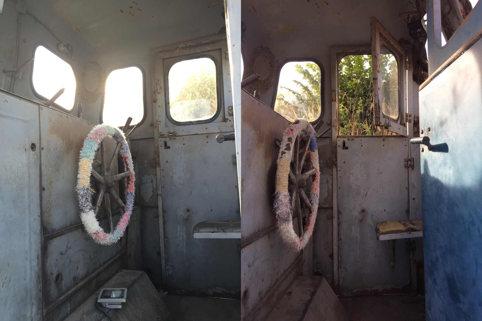 Lenkrad in einer Lok, mit bunter flauschiger Wolle umstrickt