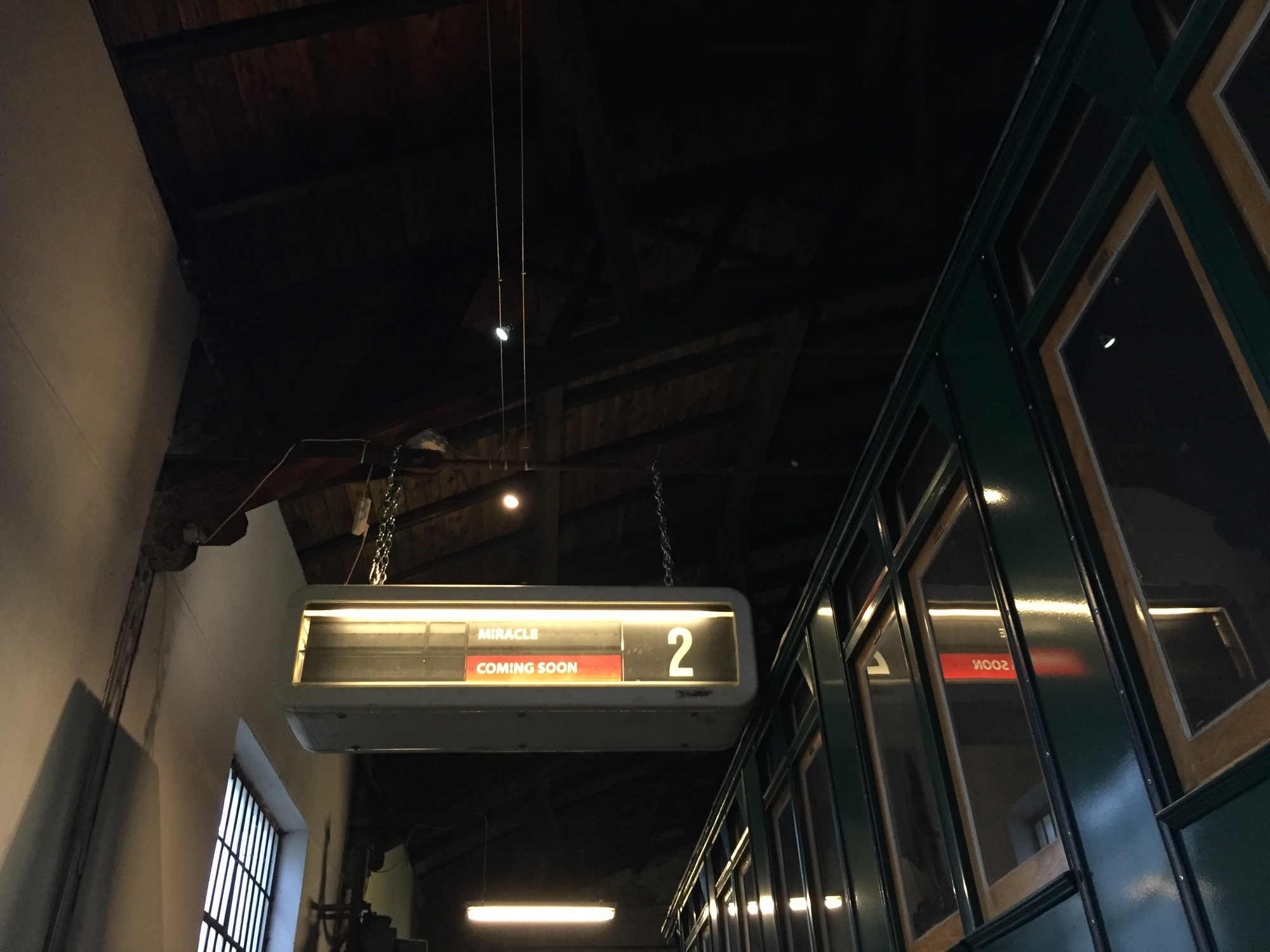 Zuganzeige mit der Aufschrift „Miracle – Coming Soon“