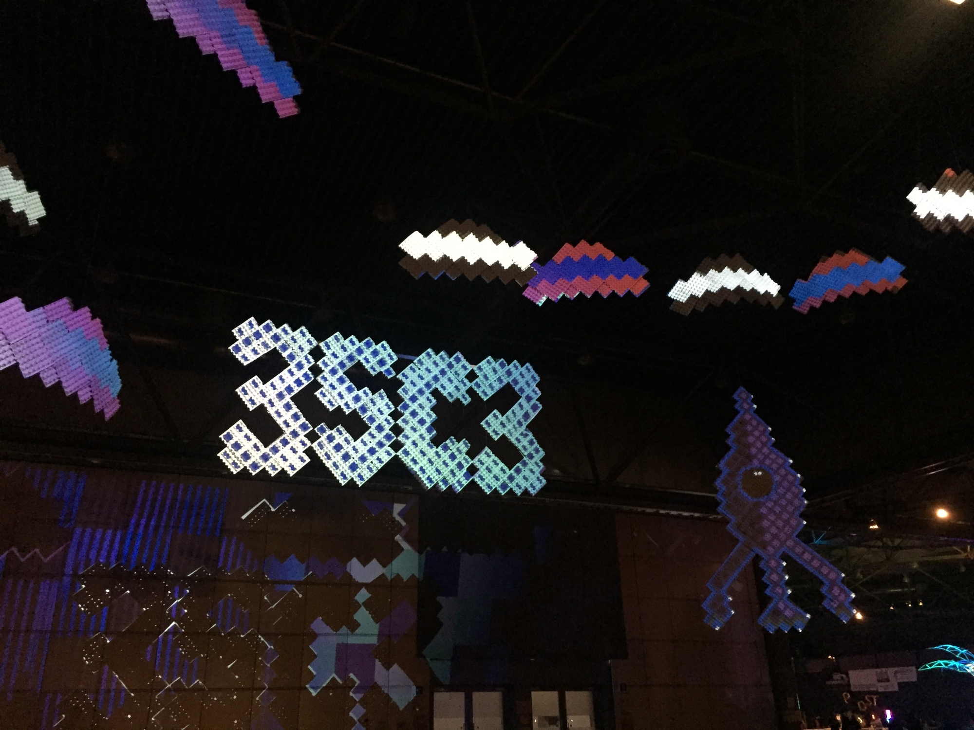 Schriftzug 35C3 mit Fairydust-Rakete und Wolken, projiziert auf Eierkartons