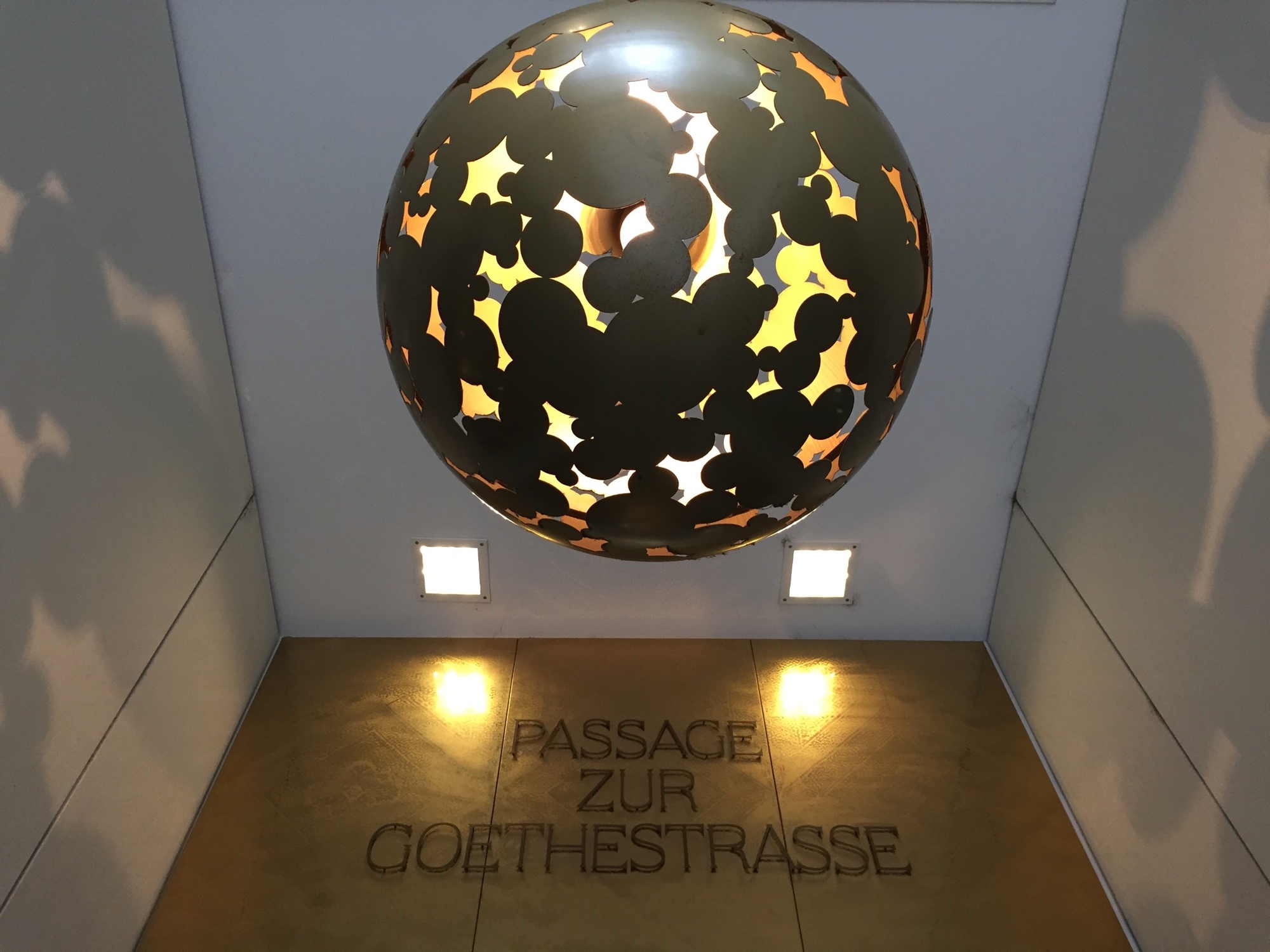 Passage zur Goethestraße, interessante Beleuchtung im Vordergrund