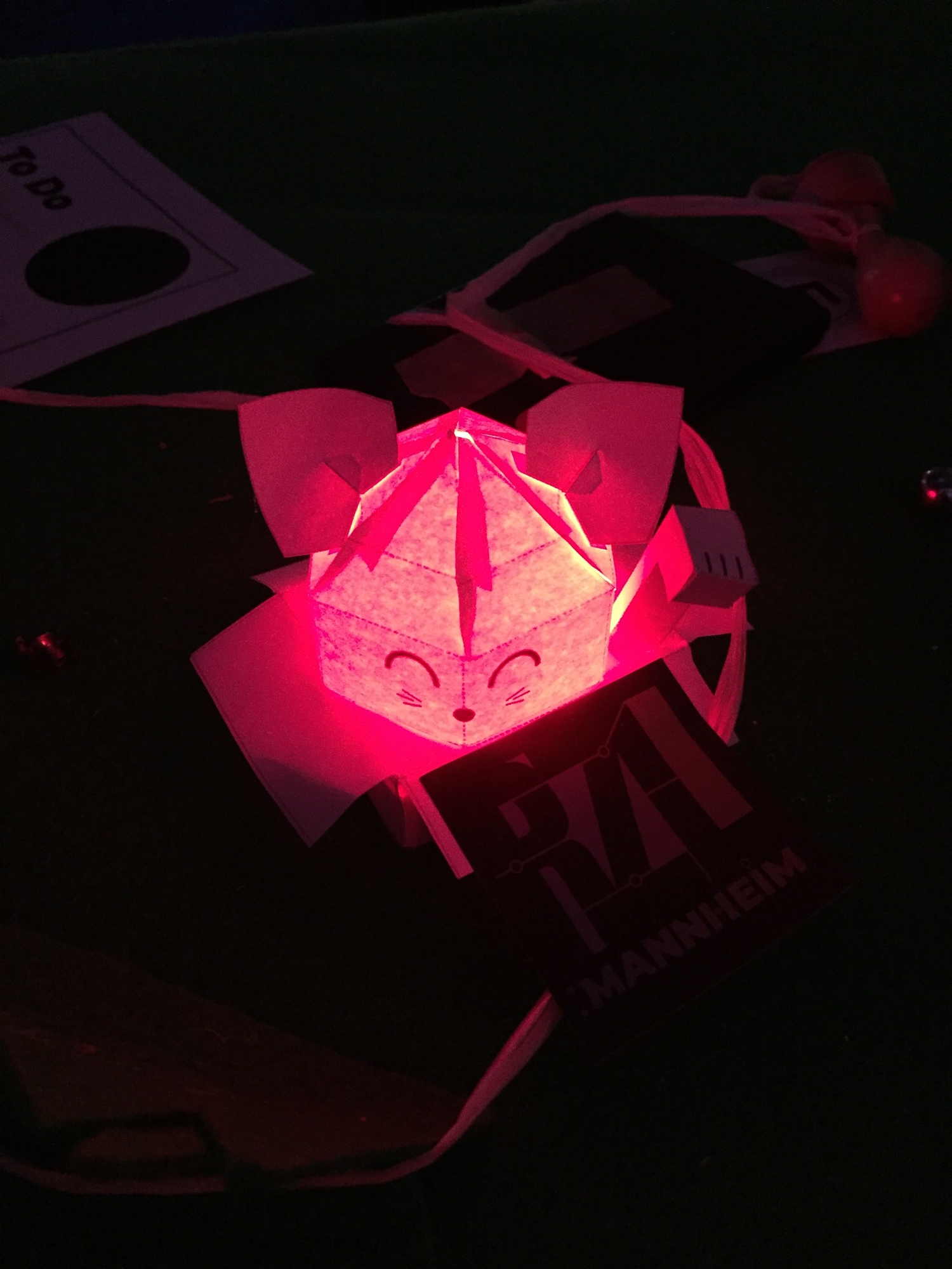 rot beleuchtete Faltkunst