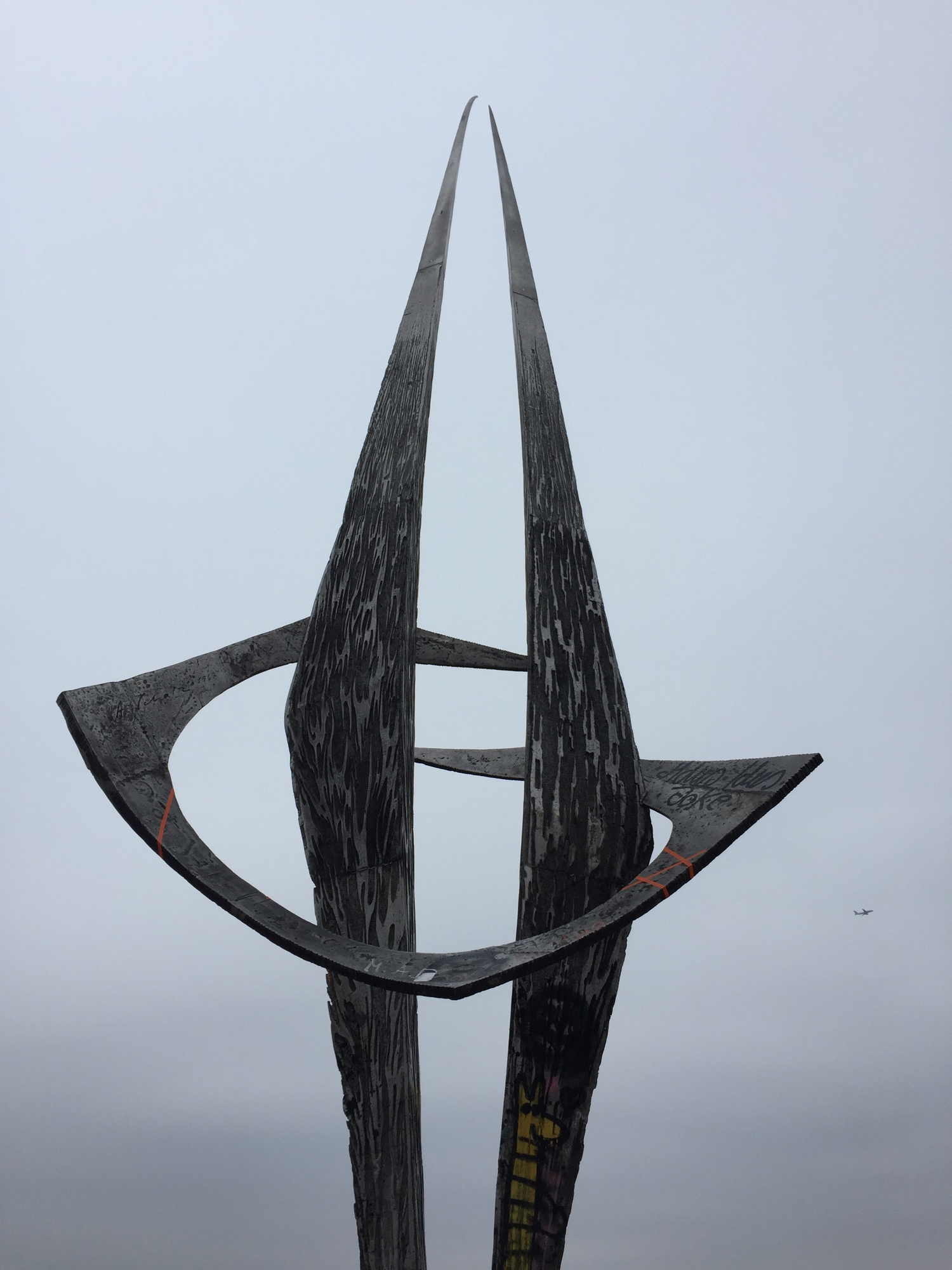 Kunstwerk auf dem Flakturm im Volkspark Humboldthain, im Hintergrund dramatisch grauer Himmel