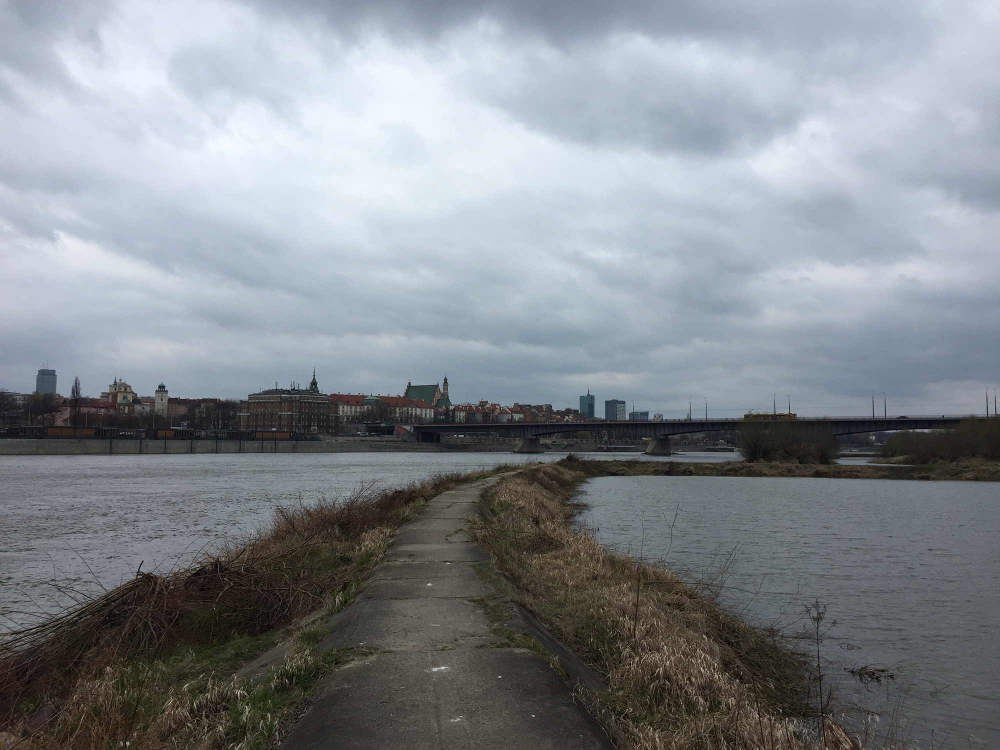 Weg an der Wisła mit Blick auf die Śląsko-Dąbrowski-Brücke