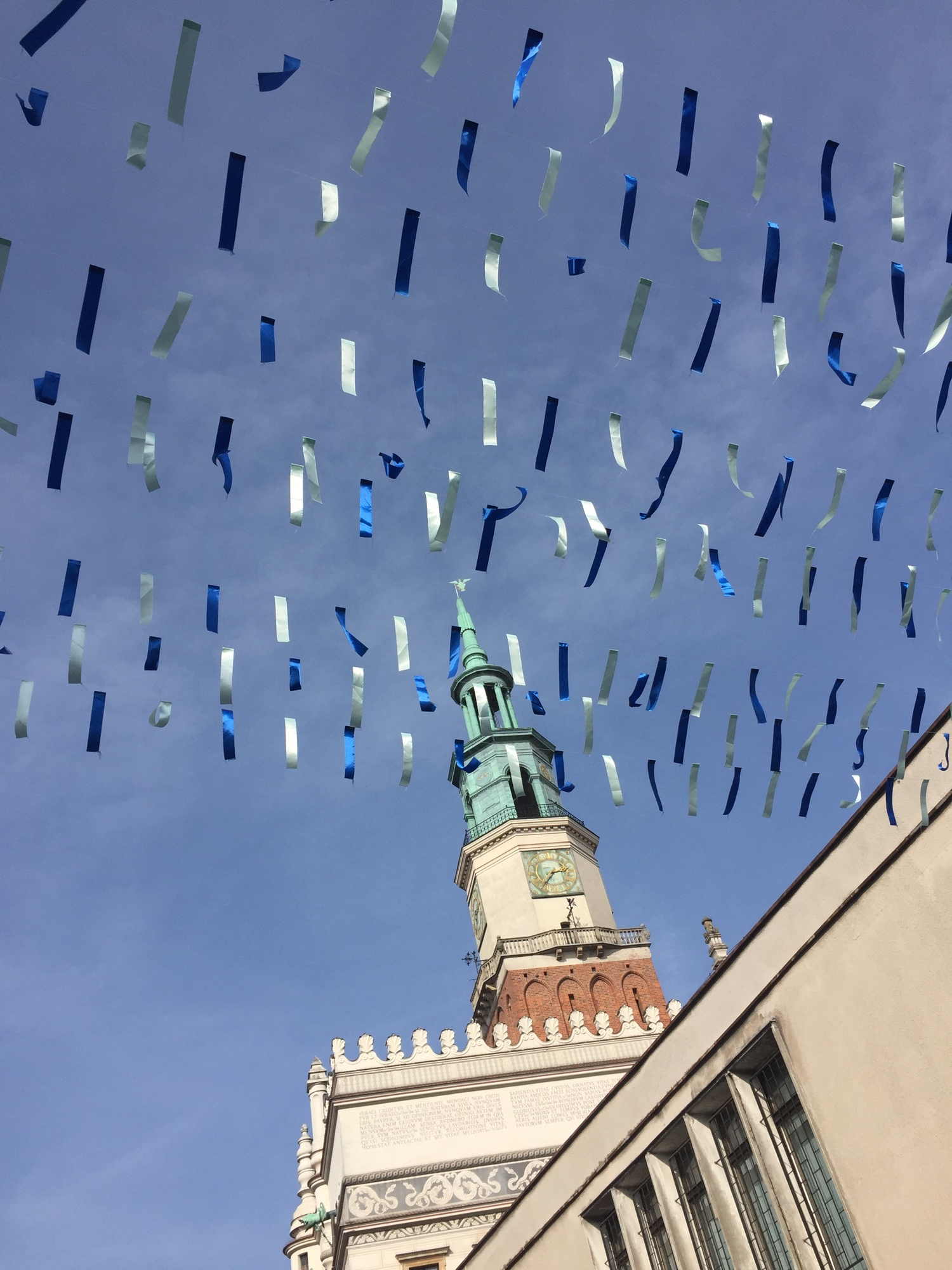Turm am Hauptplatz in Posen, im Vordergrund glitzernde Girlanden