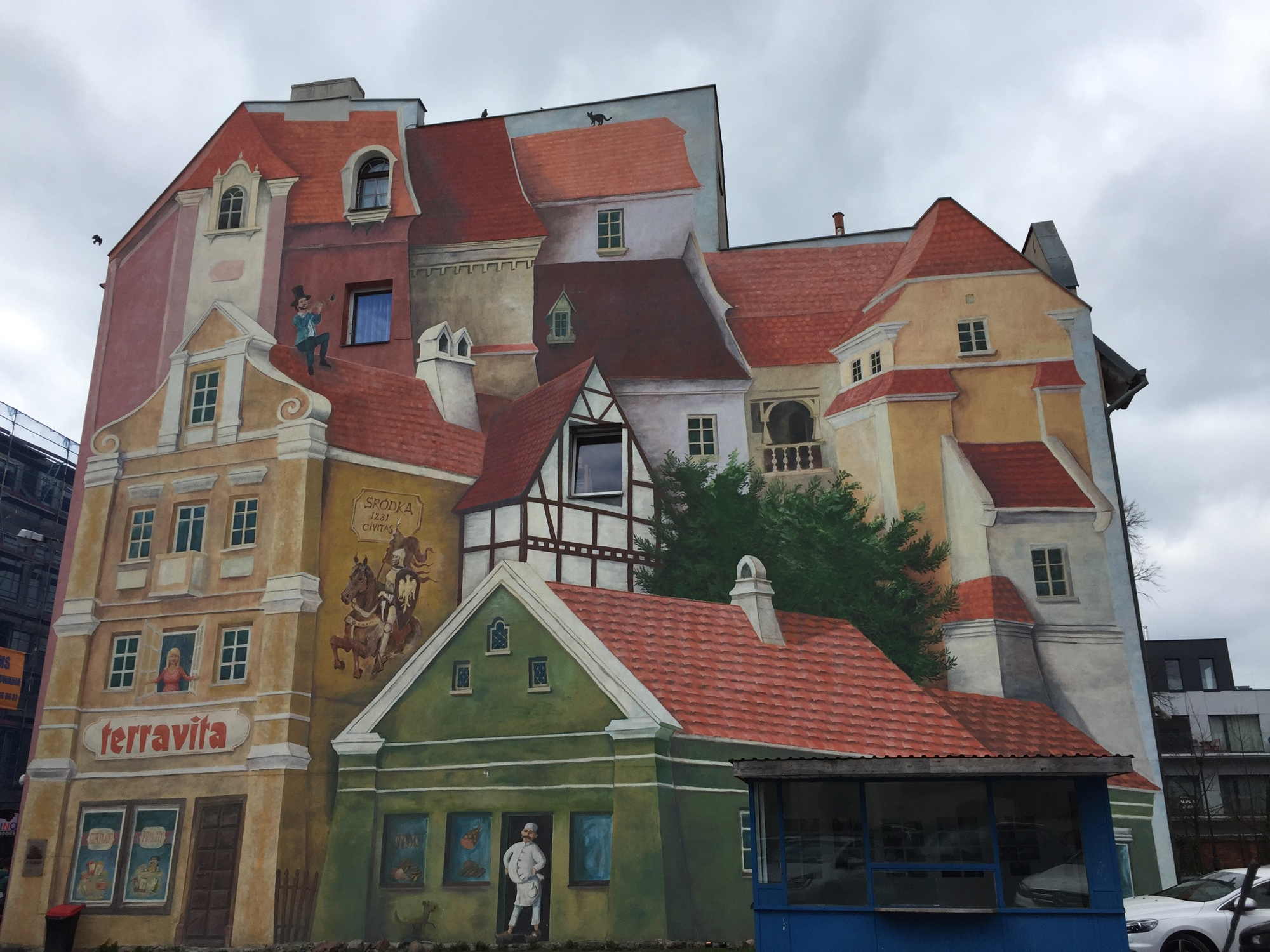 aufwändig bemalte Fassade eines Hauses, die der flachen Fassade eine Art 3D-Effekt verleiht