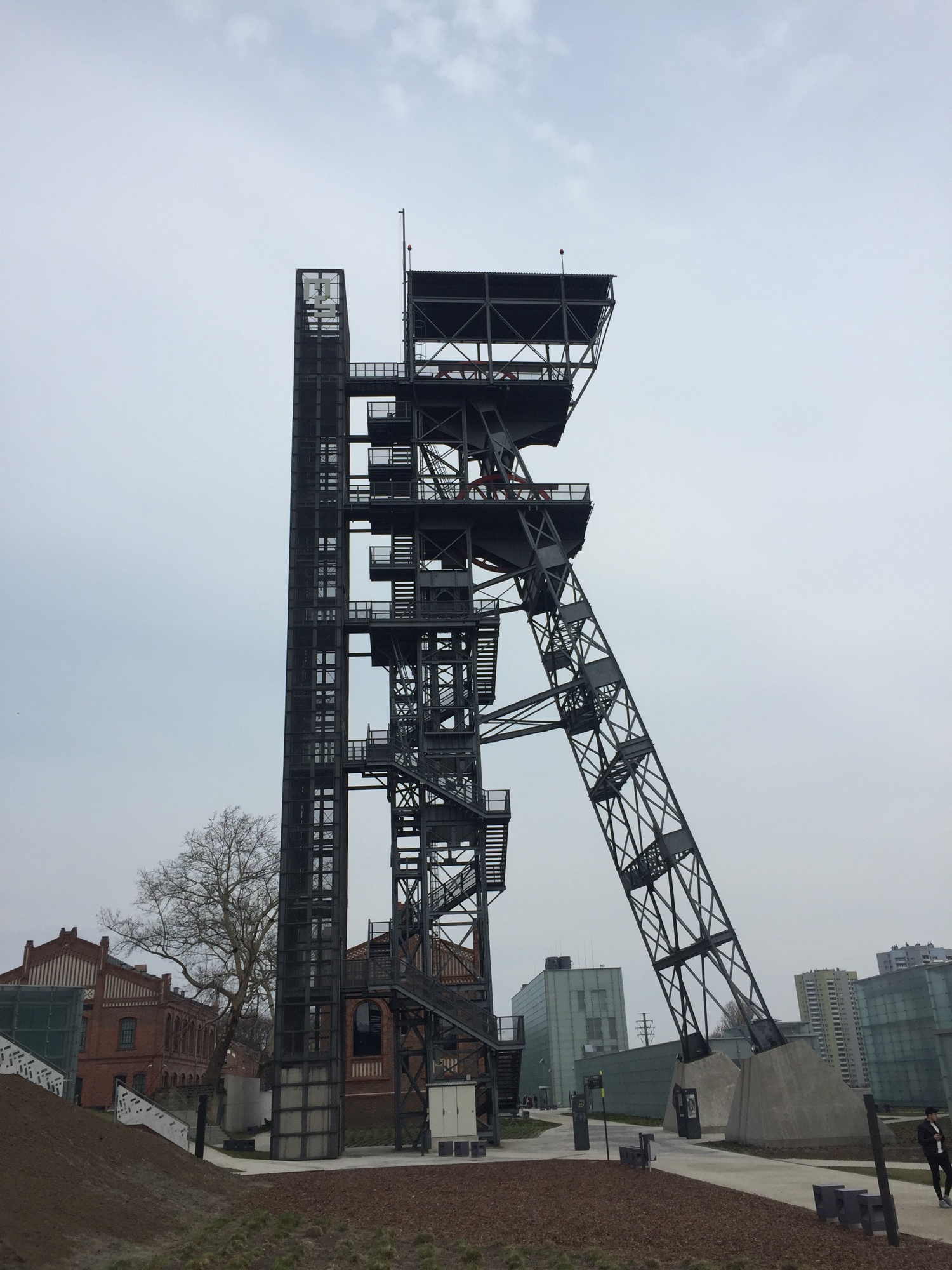 der Aussichtsturm auf dem Gelände des Muzeum Śląskie ragt als gerüstartige Konstruktion in den bewölkten Himmel