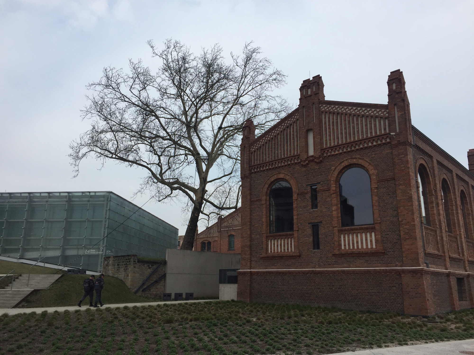 Außenbereich des Muzeum Śląskie, Kontrast zwischen renoviertem Backsteingebäude (rechts) und modernem Glaspalat (links)