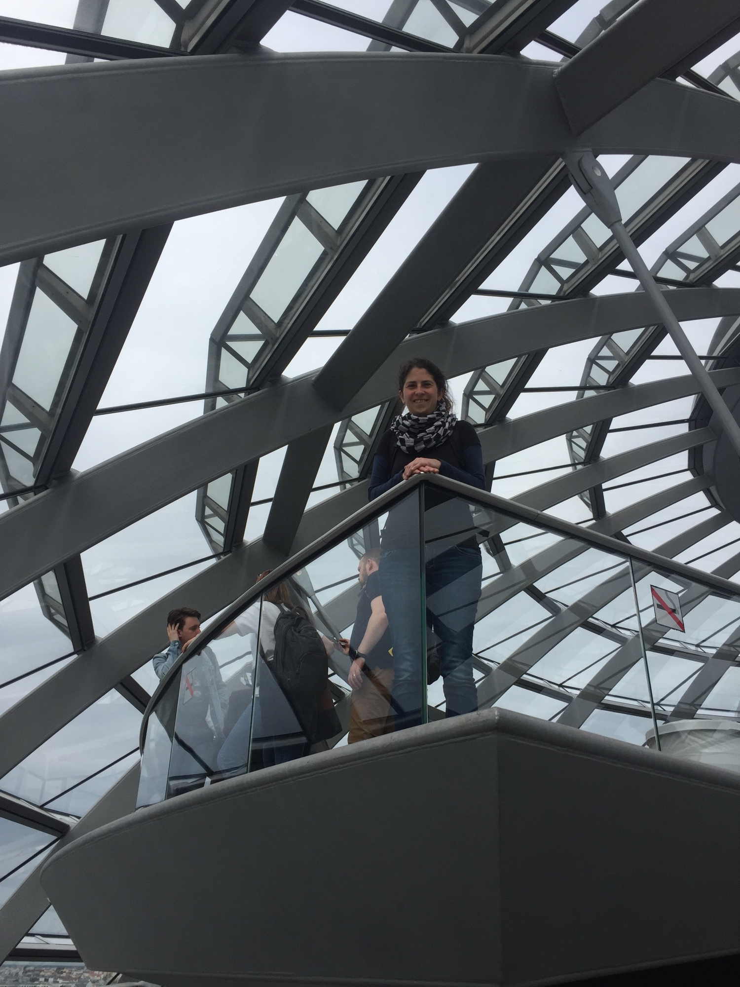 das Logfoto für den Virtual Cache Glaskuppel, der Fotograf wurde eine Stufe unter der Kuppelplattform positioniert, auf dem Foto bin ich hinter einer Art Balkongeländer zusehen, dahinter das Dach der Kuppel